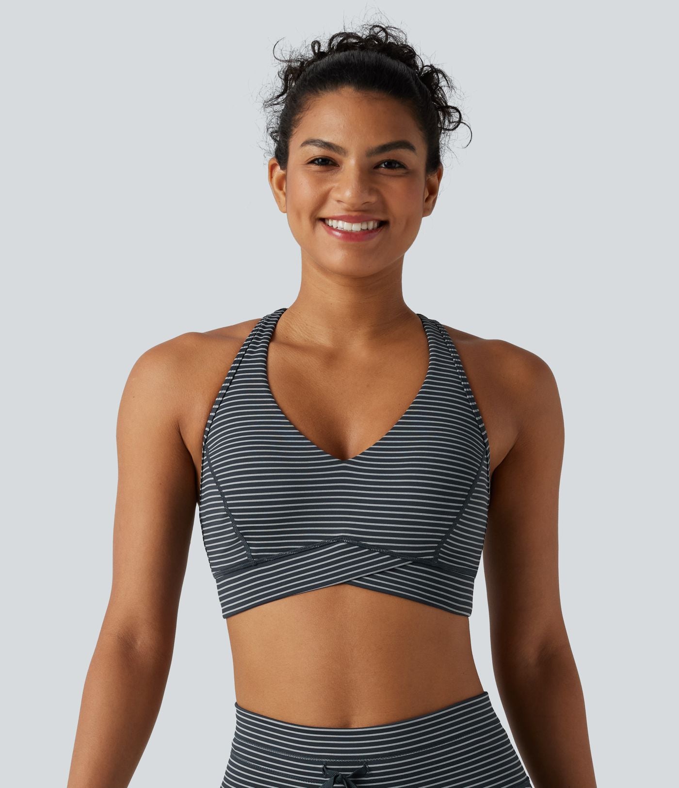 Brassière de sport col V dos nageur maintien moyen à rayures