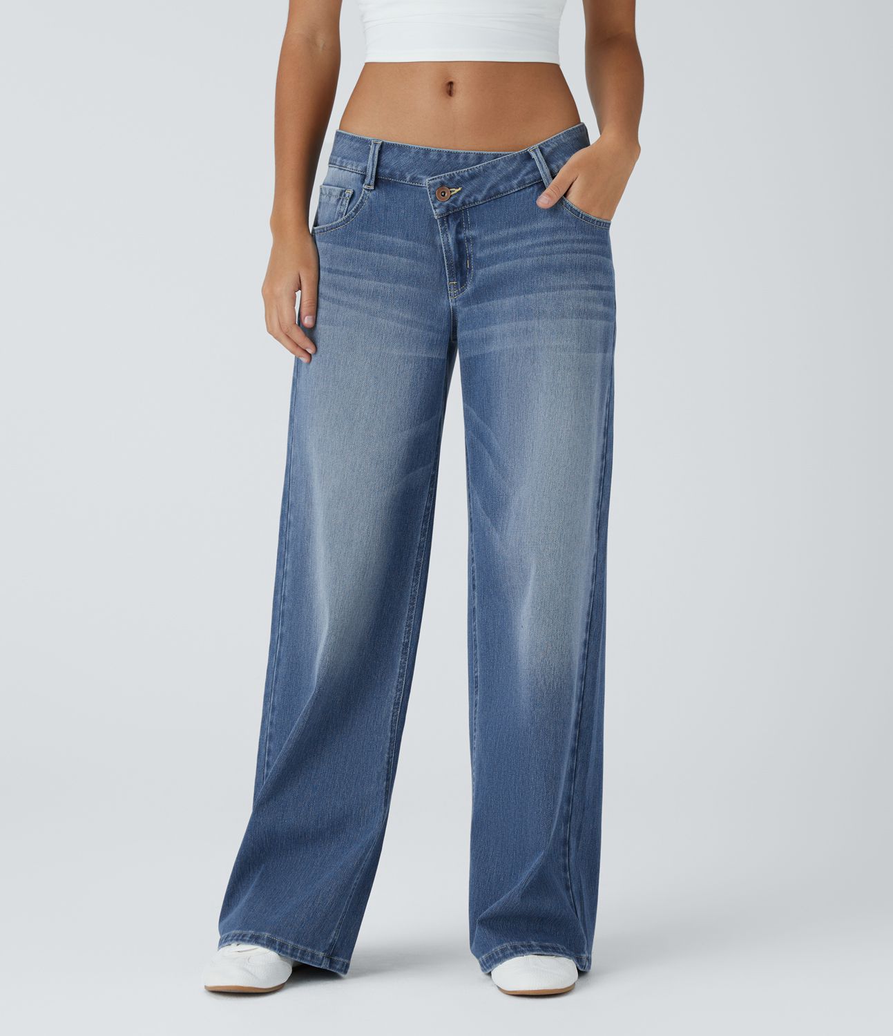 Halara Flex™ Jean large asymétrique taille basse avec bouton, fermeture éclair et poches multiples, délavé et extensible en maille
