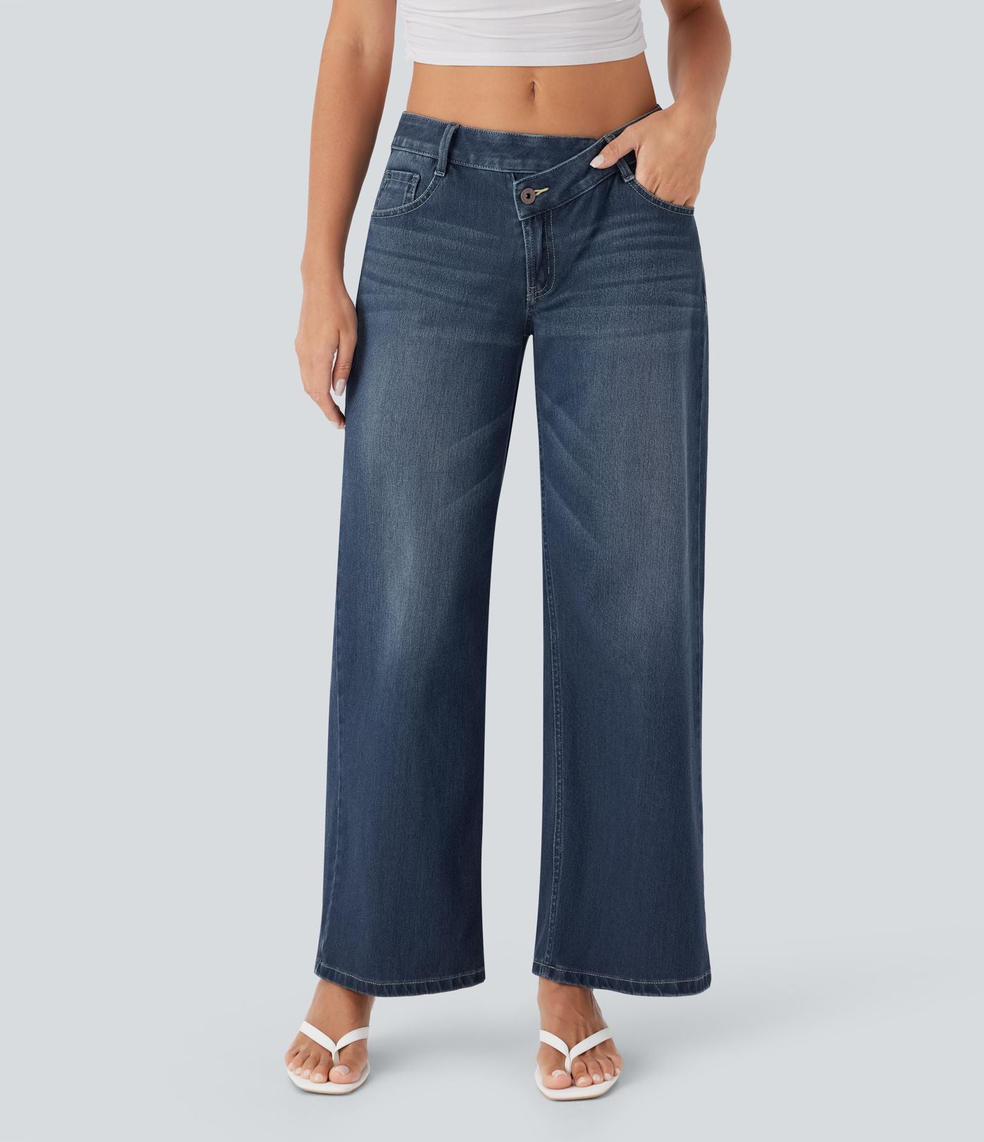 Halara Flex™ Jean large asymétrique taille basse avec bouton, fermeture éclair et poches multiples, délavé et extensible en maille