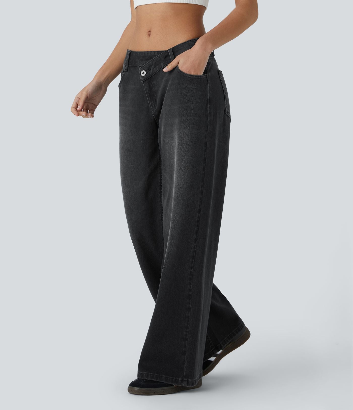Halara Flex™ Jean large asymétrique taille basse avec bouton, fermeture éclair et poches multiples, délavé et extensible en maille