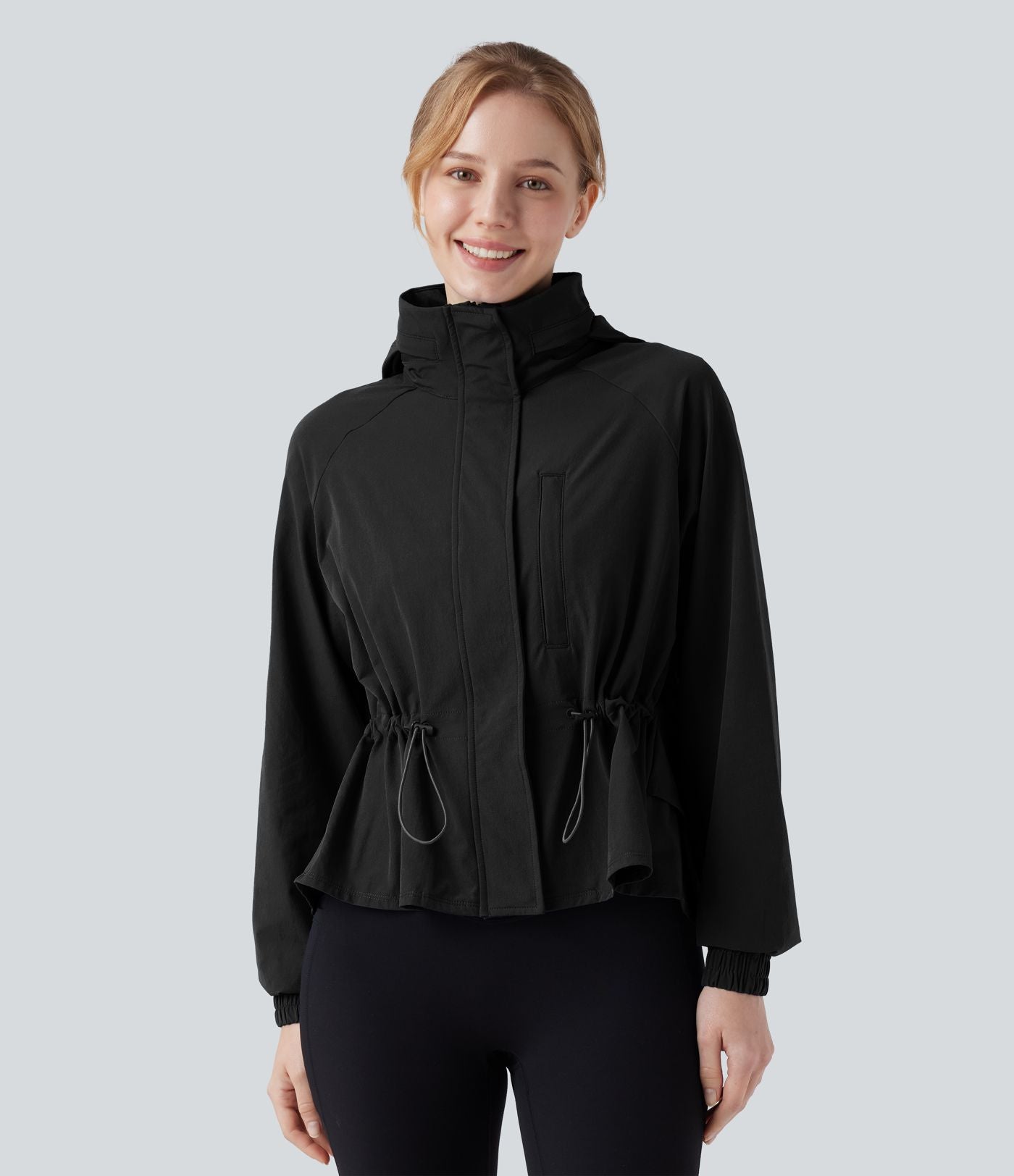 Veste cape d'entraînement à capuche amovible avec cordon de serrage, mesh contrastant et ourlet à volants avec poche