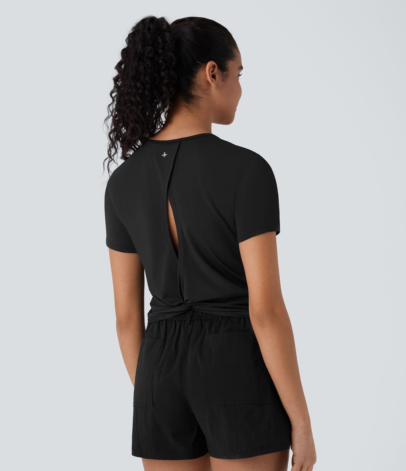 Haut court de randonnée avec découpes et effet torsadé - Protection UV UPF40+