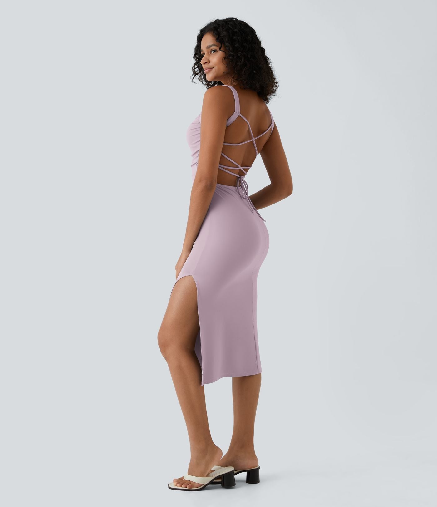 Robe midi laquée fendue, brassière intégrée, dos nu croisé