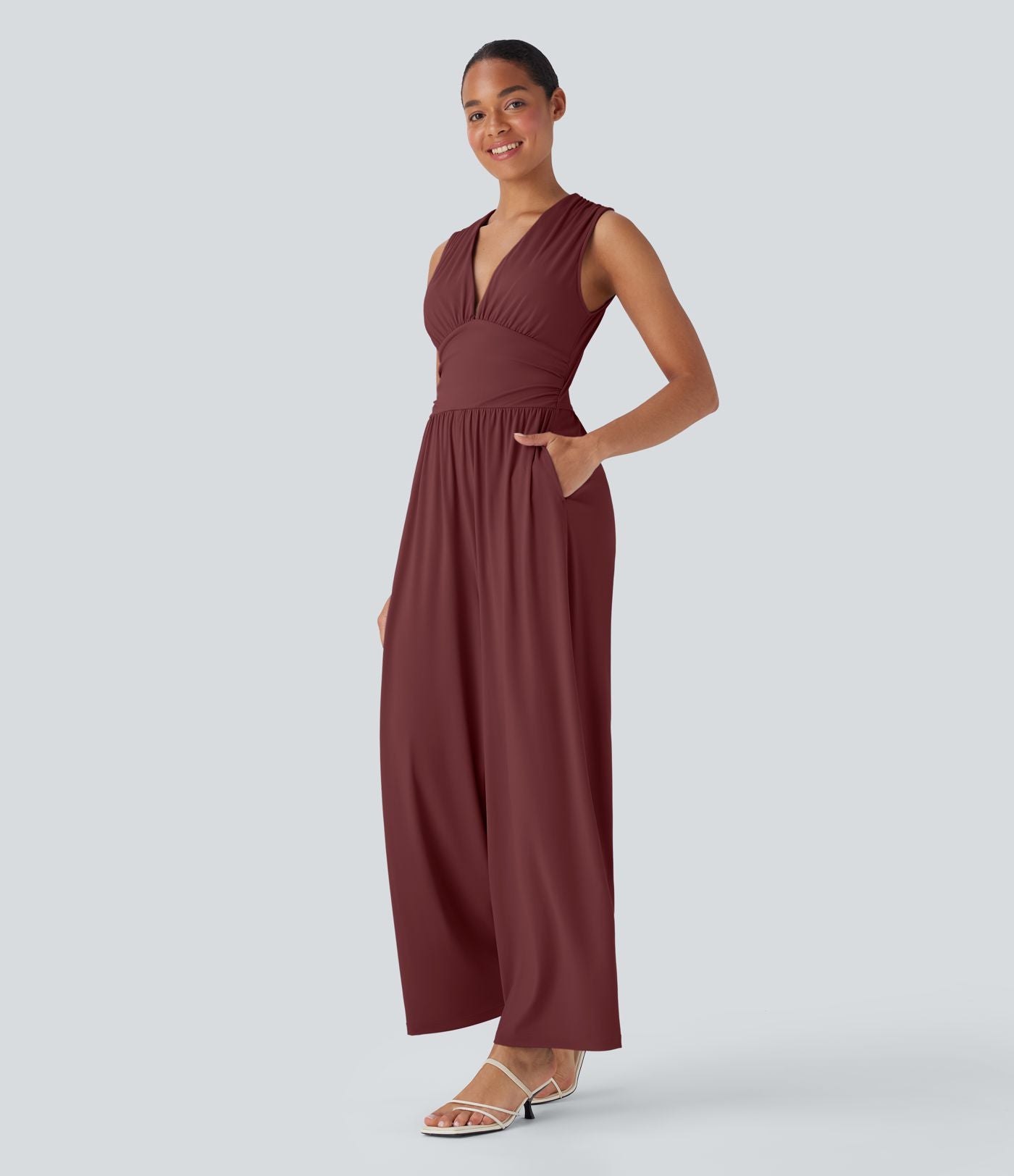 Combinaison décontractée SoftlyZero™ Airy à effet frais InstantCool à col V sans manches avec fronces, poches latérales et zip invisible, accès facile Easy Peasy