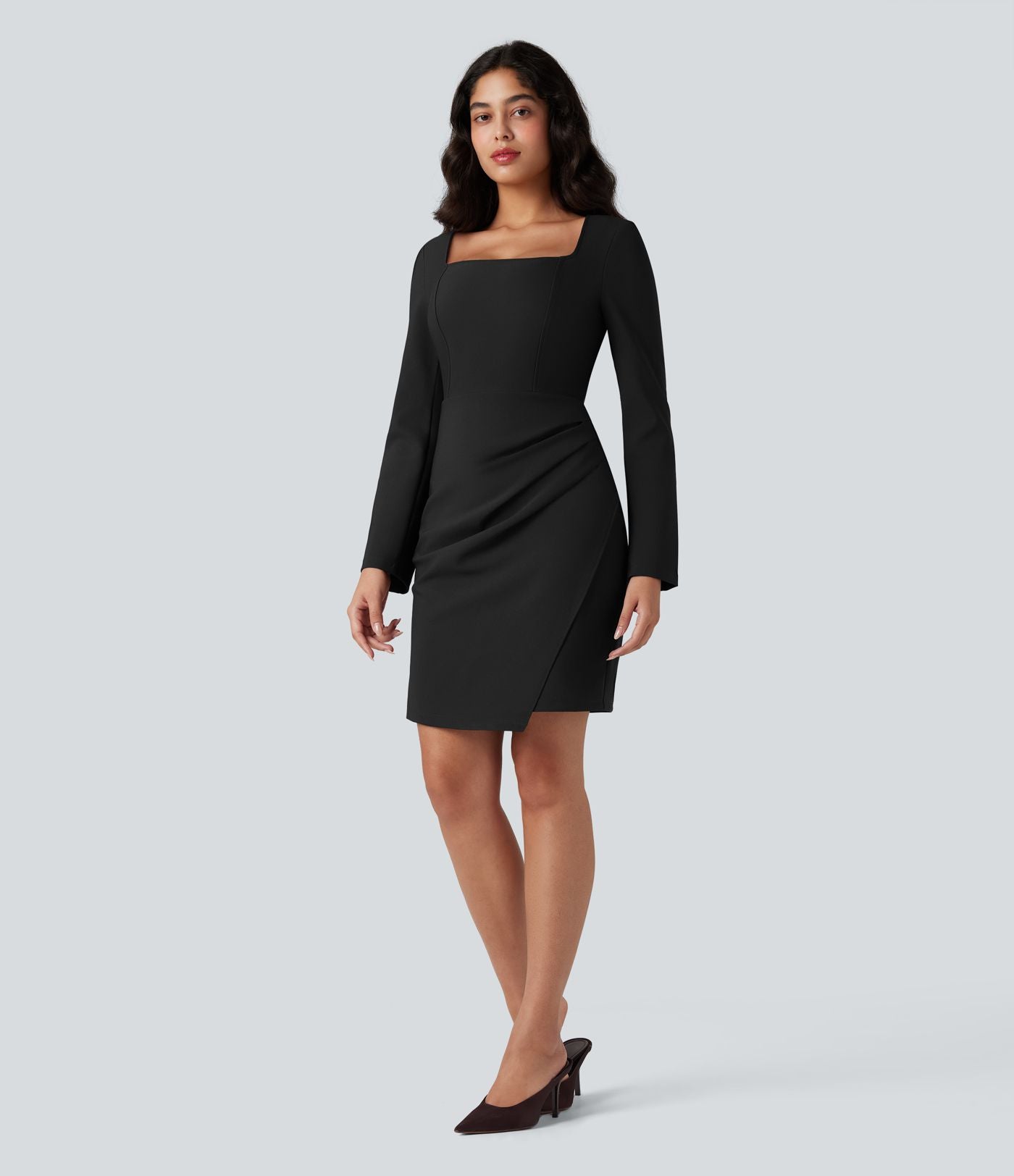 Robe courte moulante col carré manches longues