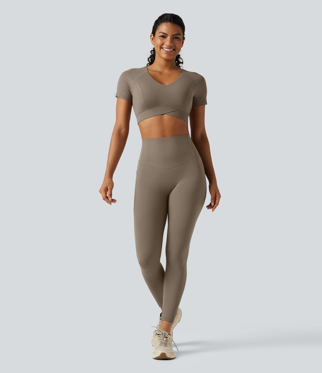 Haut de sport court Halara UltraSculpt™ à col V avec ourlet croisé, manches courtes, coussinets amovibles, bonnets E à G
