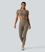 Haut de sport court Halara UltraSculpt™ à col V avec ourlet croisé, manches courtes, coussinets amovibles, bonnets E à G