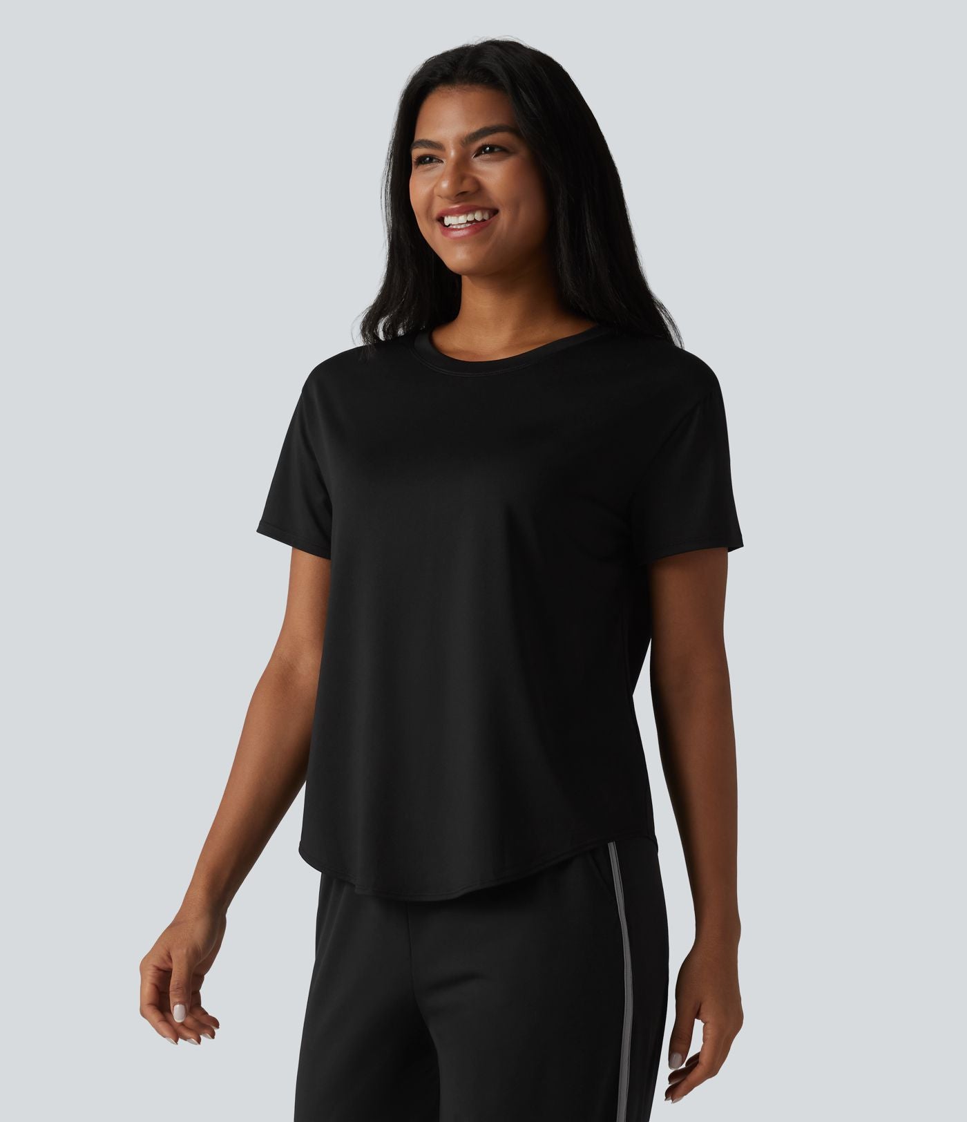 T-shirt décontracté à col rond, manches courtes, soutien-gorge intégré et ourlet arrondi