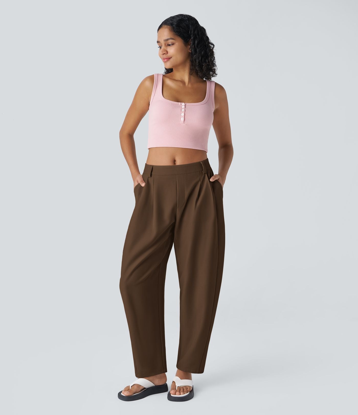 Pantalon tailleur ample, taille moyenne, coupe barrel, à poches