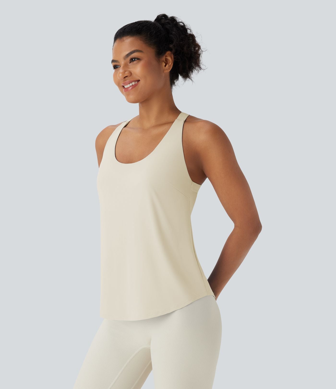 Débardeur yoga dos nu col U avec bretelles croisées, ourlet arrondi et effet frais InstantCool, protection solaire UPF50+