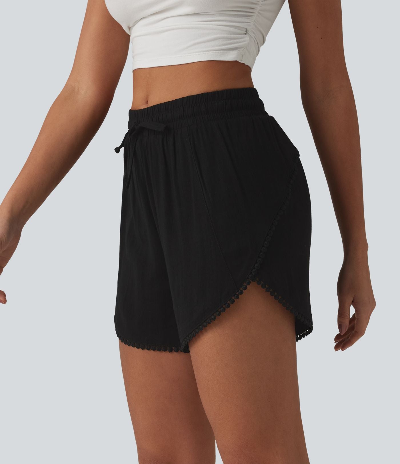 Short décontracté 2 en 1 à taille mi-haute, cordon de serrage, franges contrastées et ourlet arrondi