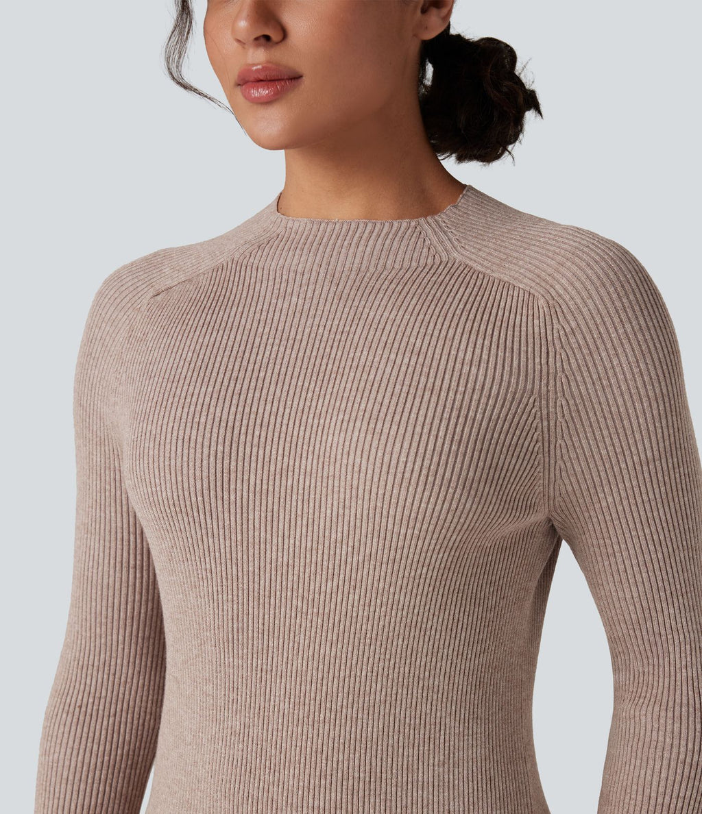 Robe pull mi-longue moulante fendue col montant manches longues