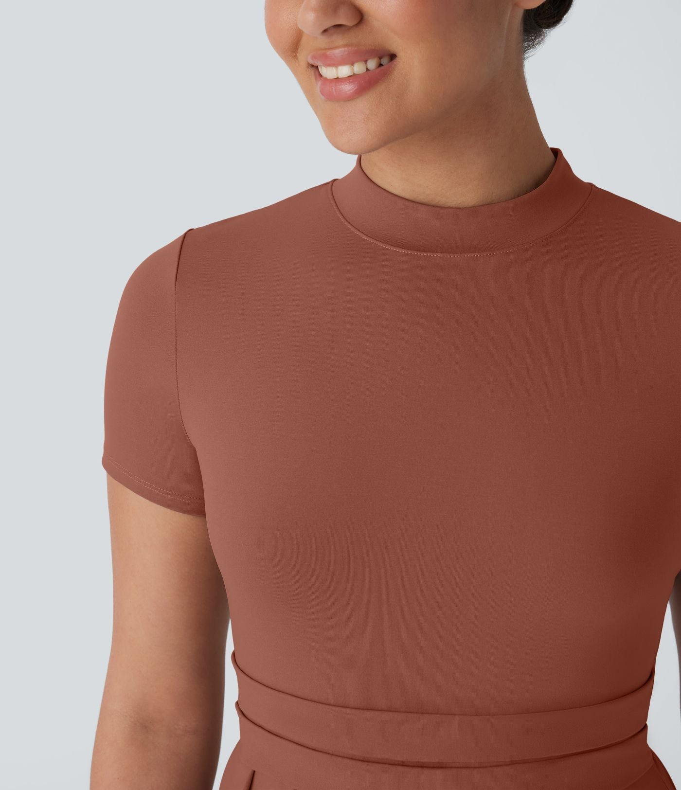 Robe longue décontractée à col montant, manches courtes et poches latérales