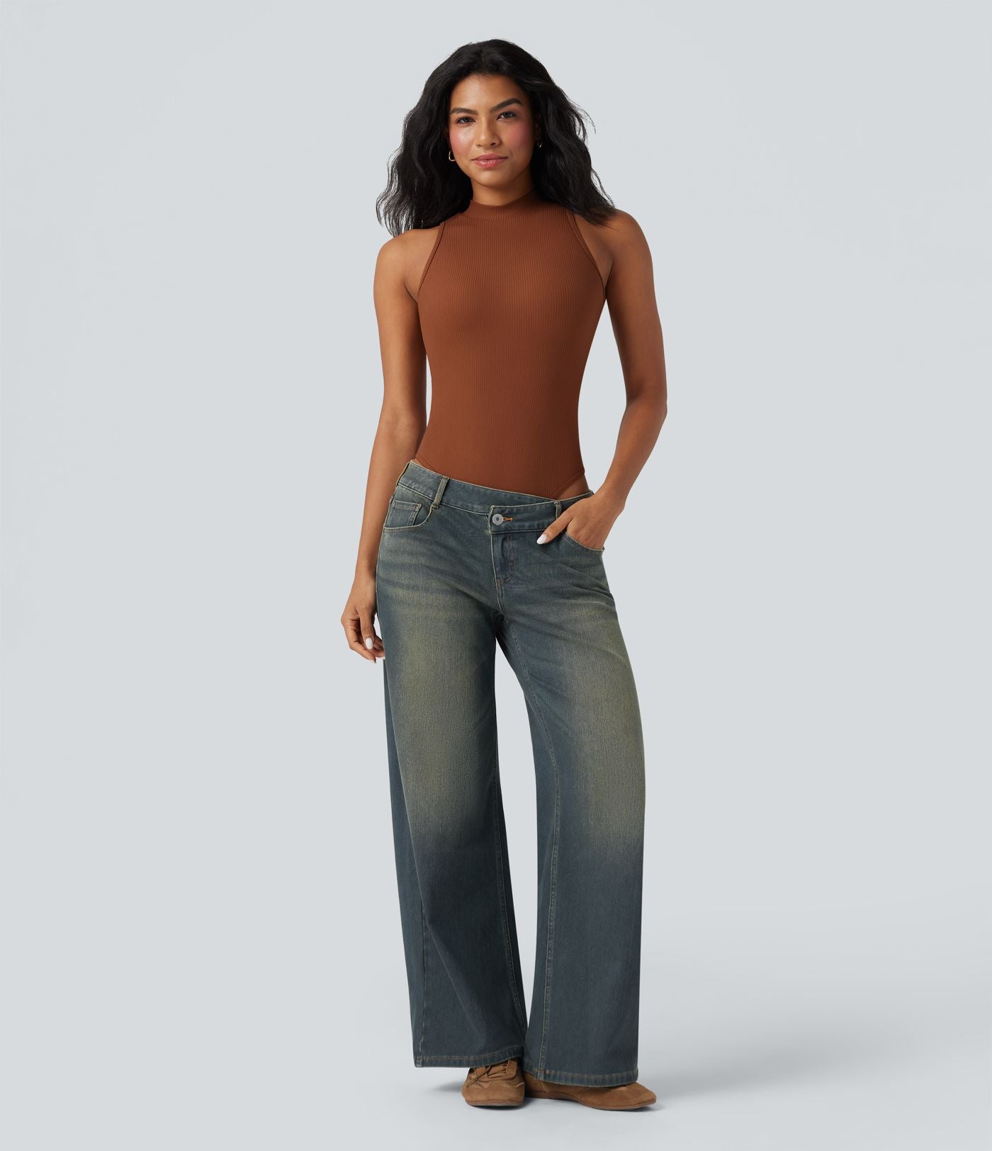 Halara Flex™ Jean large asymétrique taille basse avec bouton, fermeture éclair et poches multiples, délavé et extensible en maille