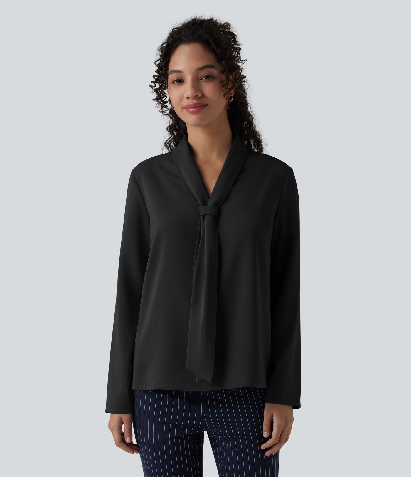 Blouse esprit bureau défroissage facile, col V, manches longues et lien à nouer