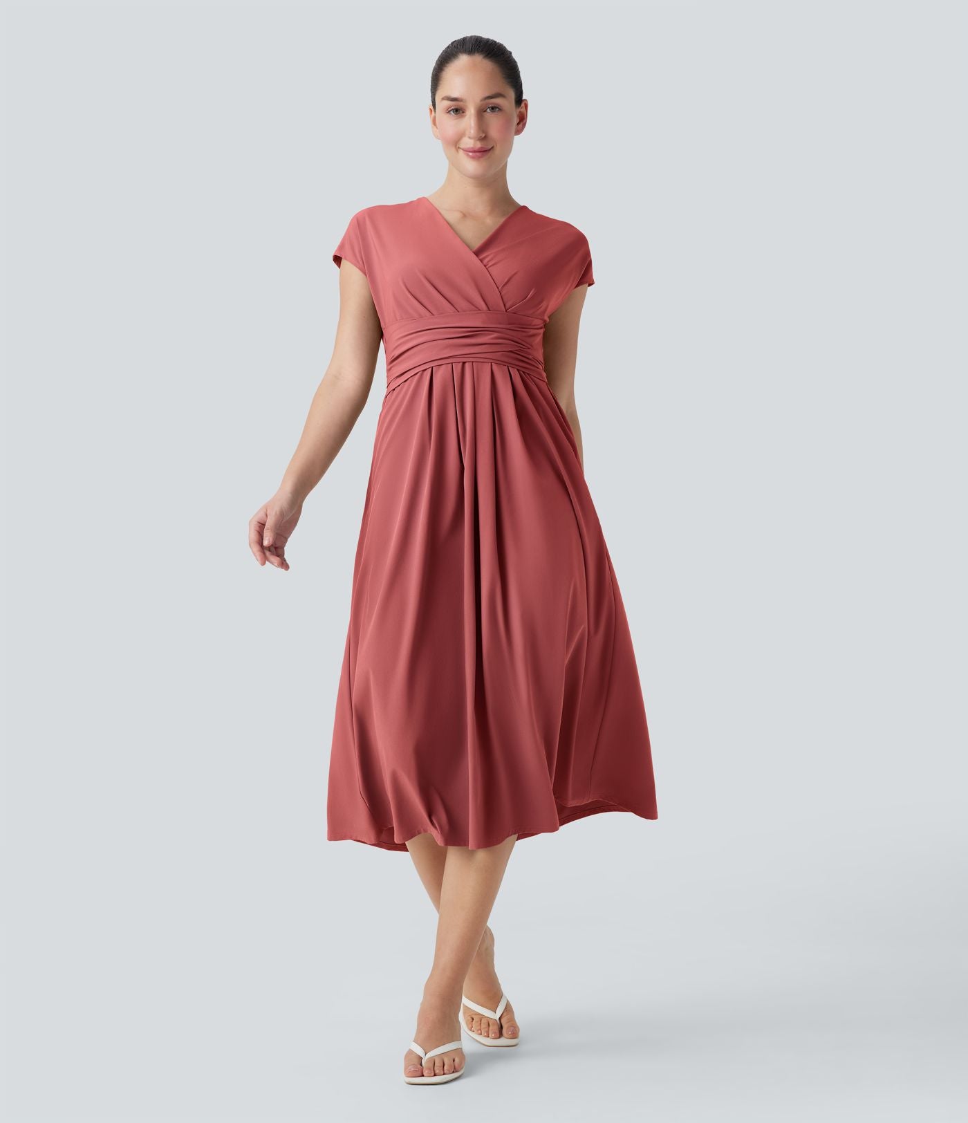 Robe midi Breezeful™ col V manches courtes à liens dans le dos séchage rapide avec poches latérales