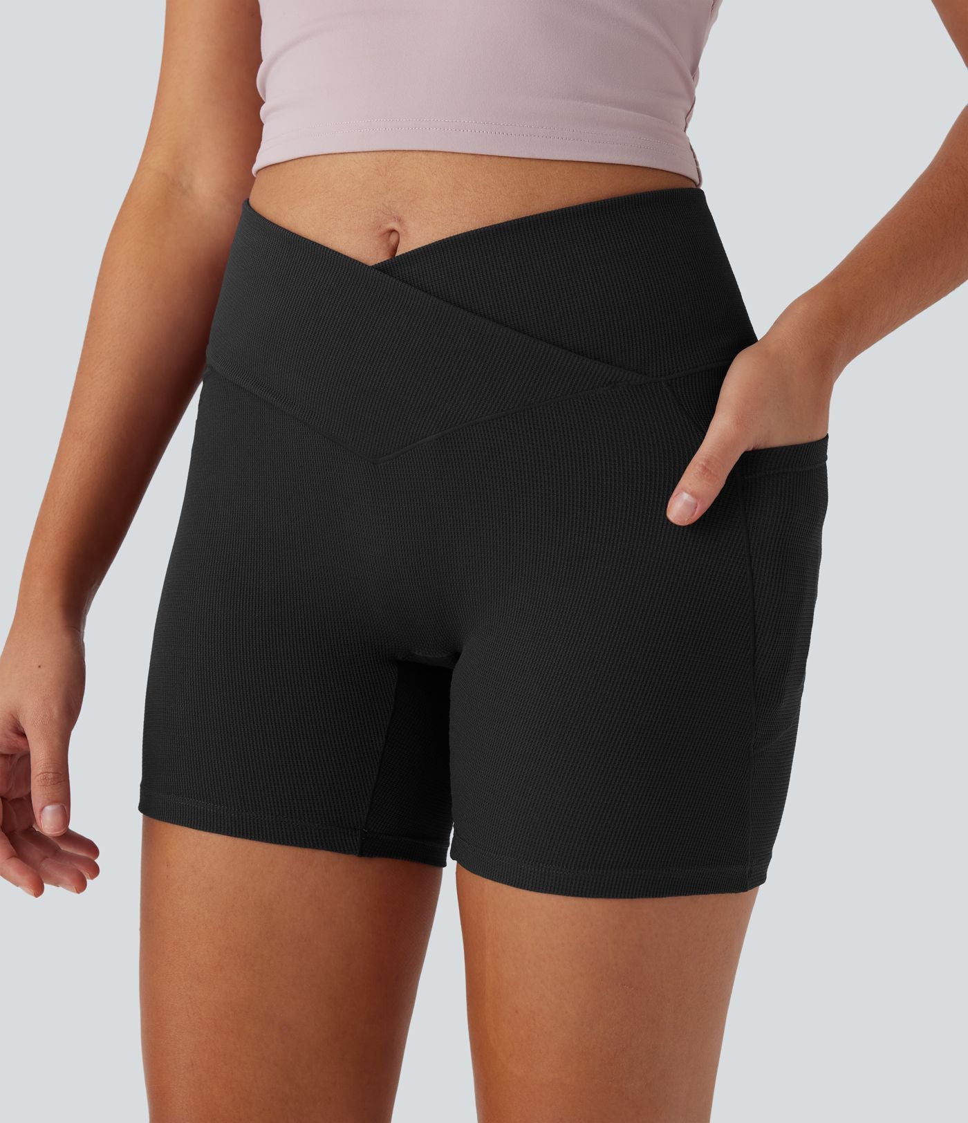 Short de yoga gaufré à taille haute croisée avec poches latérales 12,5 cm