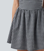 Robe mini trapèze vichy sans manches à col bateau, détails froncés, fermeture invisible et poches