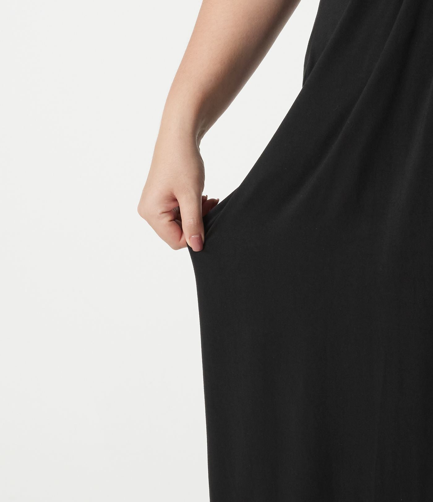 Robe maxi grande taille à col halter avec brassière intégrée, lien noué au dos et poches
