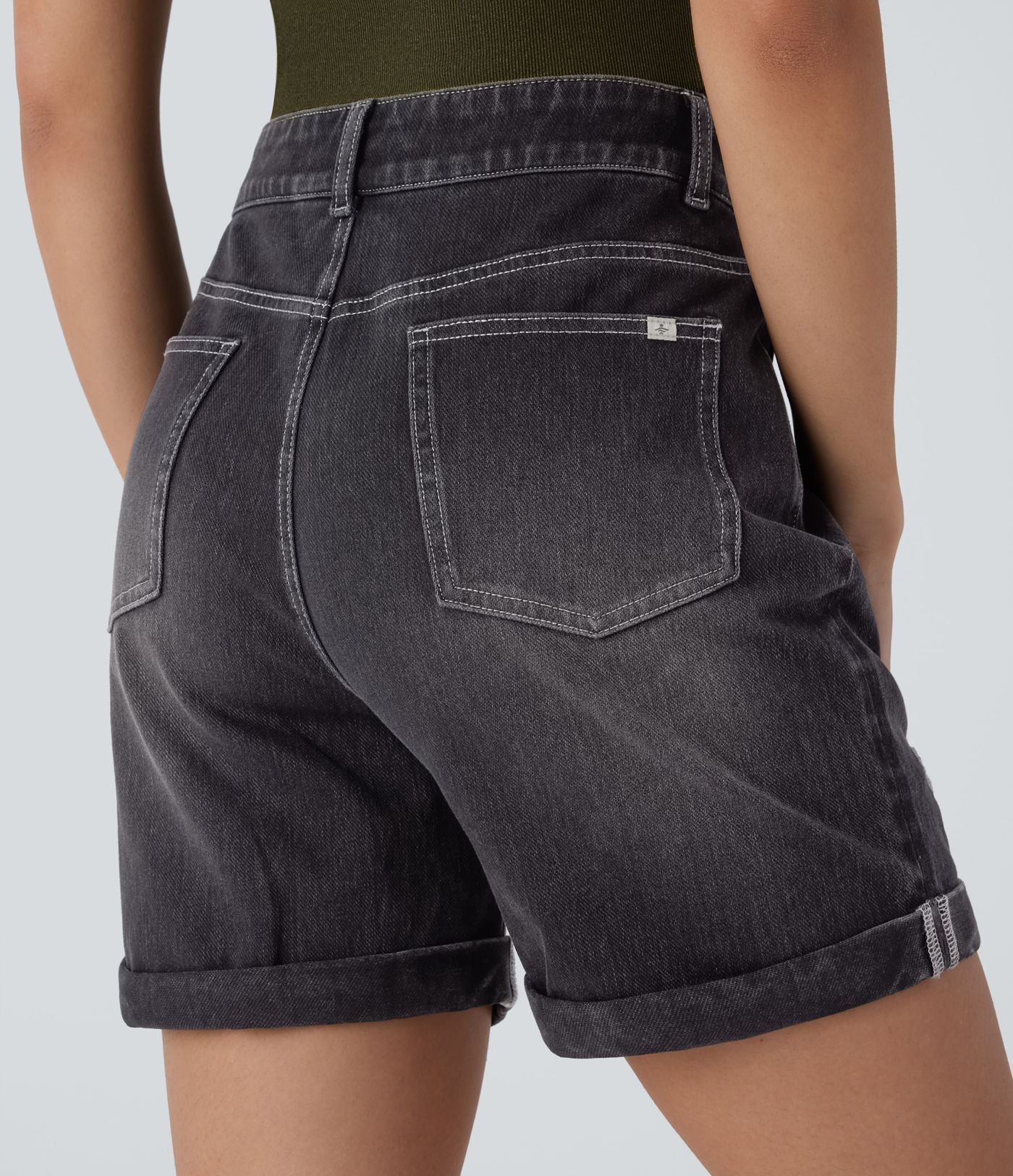 Halara Flex™ Short en denim extensible taille haute avec poches multiples, déchirures, ourlet roulotté et effet délavé