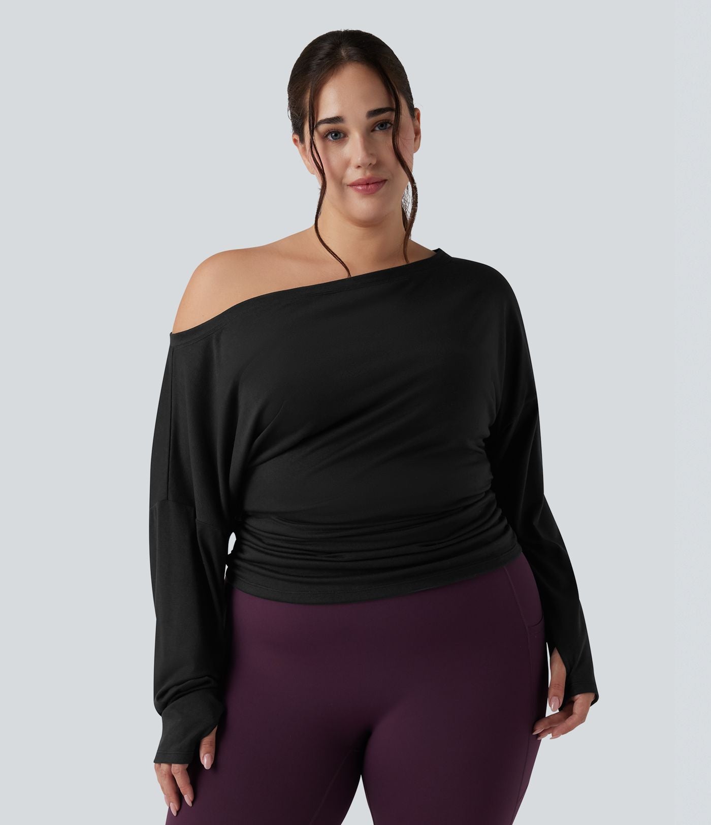 Haut de yoga grande taille asymétrique à manche longue, trou pour le pouce et fronces