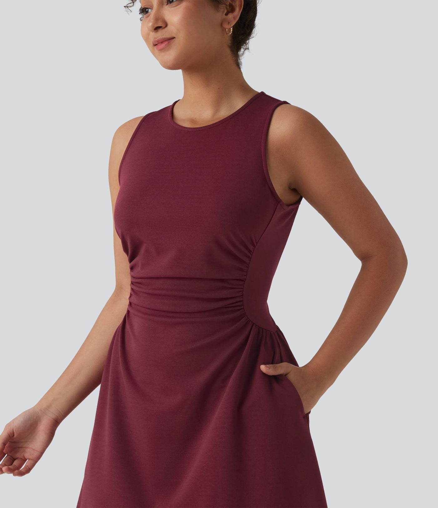 Robe tailleur mini sans manches à col rond froncée avec poches