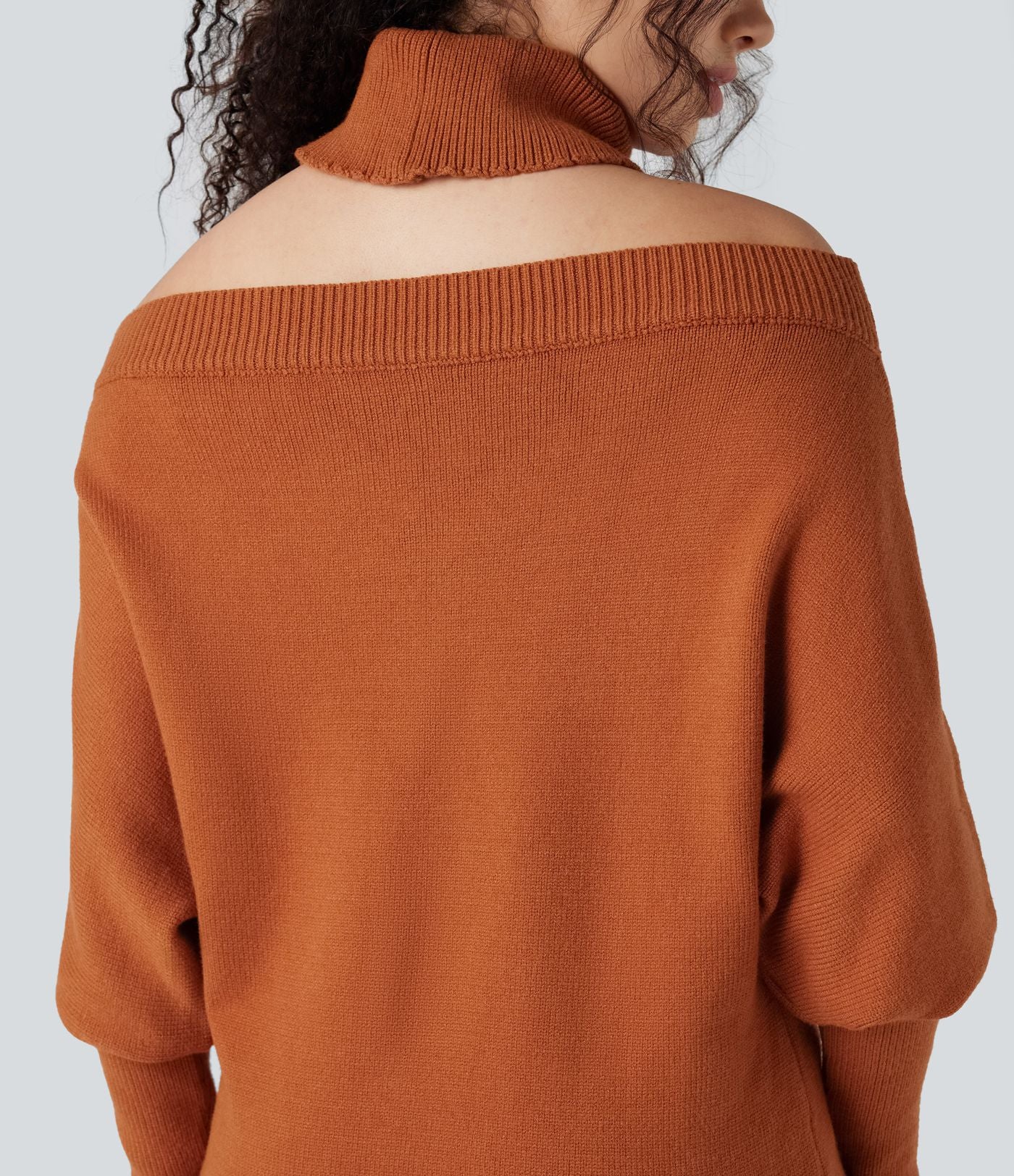 Pull col montant épaules dénudées manches chauve-souris longues