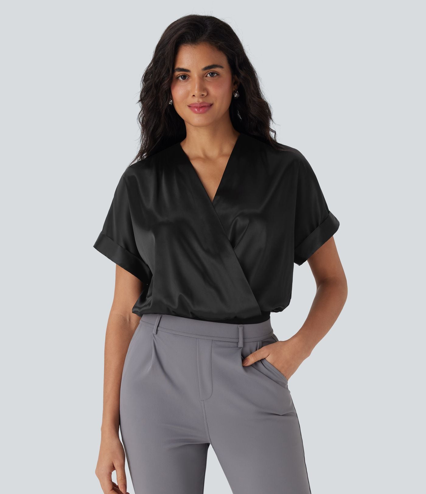 Body tailleur satiné à col V croisé, manches chauve-souris et boutons-pression