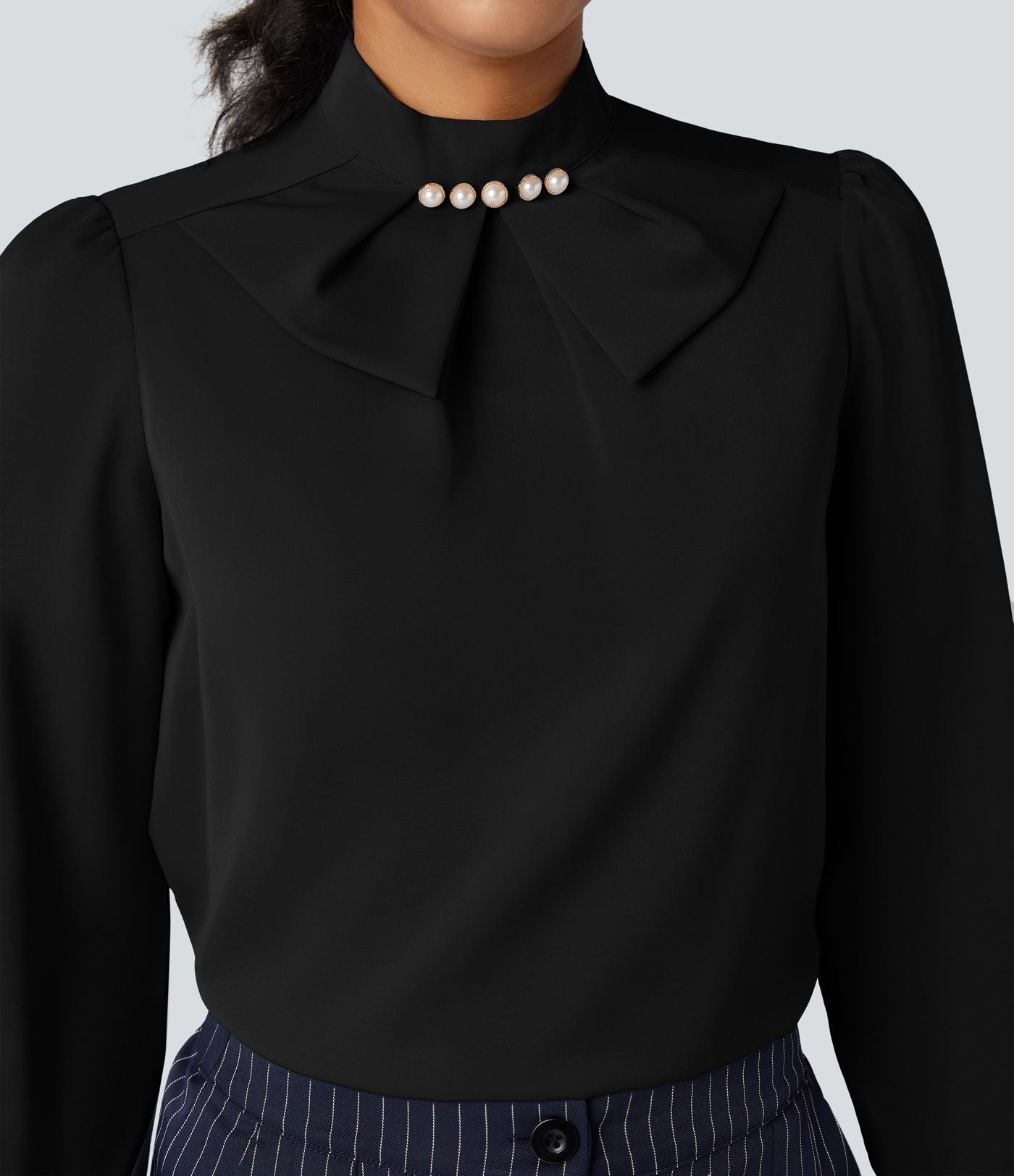 Chemise esprit bureau défroissage facile avec col lavallière, manches longues bouffantes et zip invisible au dos