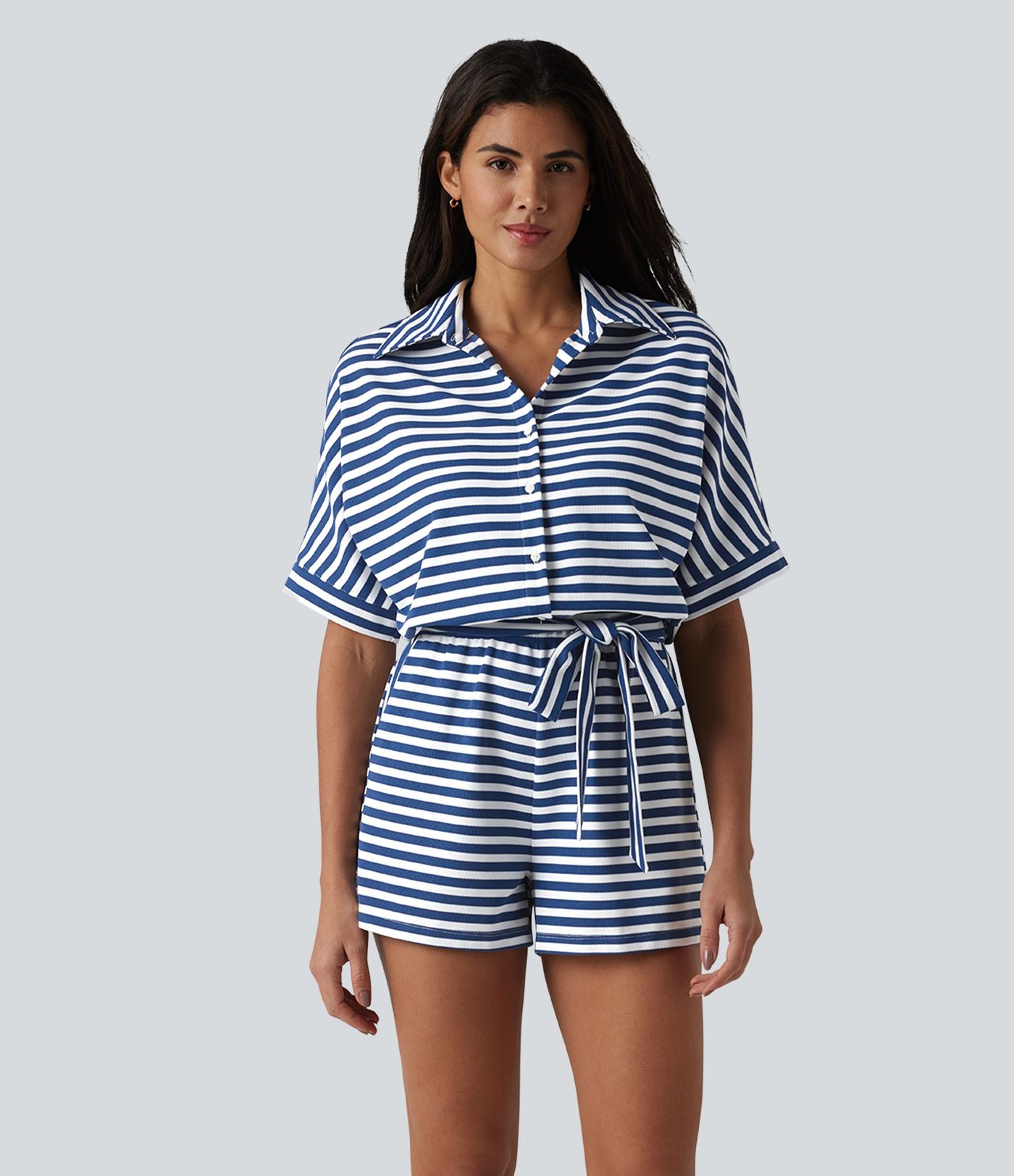 Combinaison-short casual en tissu gaufré rayé à manches mi-longues avec ceinture et poches — Easy Peasy