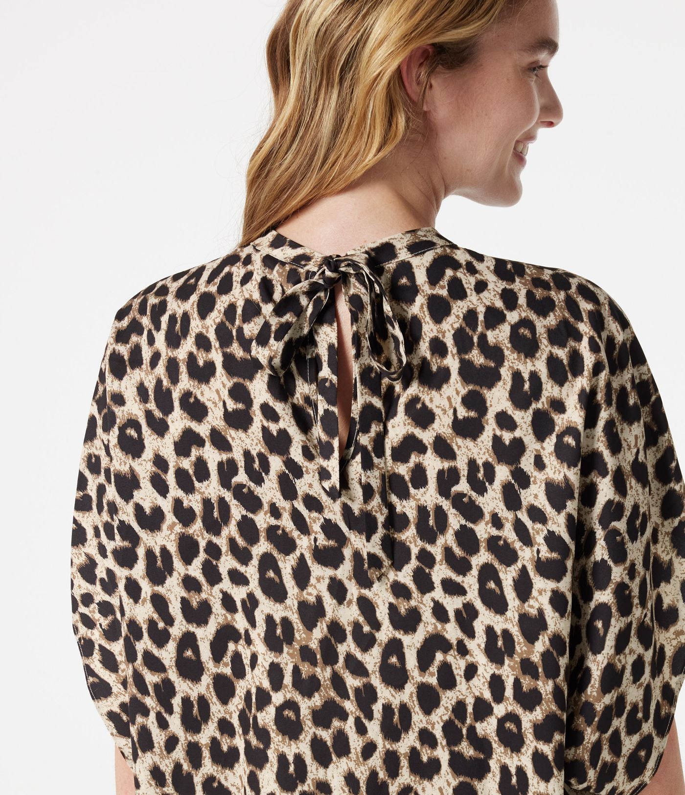 Blouse esprit bureau imprimé léopard à col montant, manches chauve-souris et lien au dos