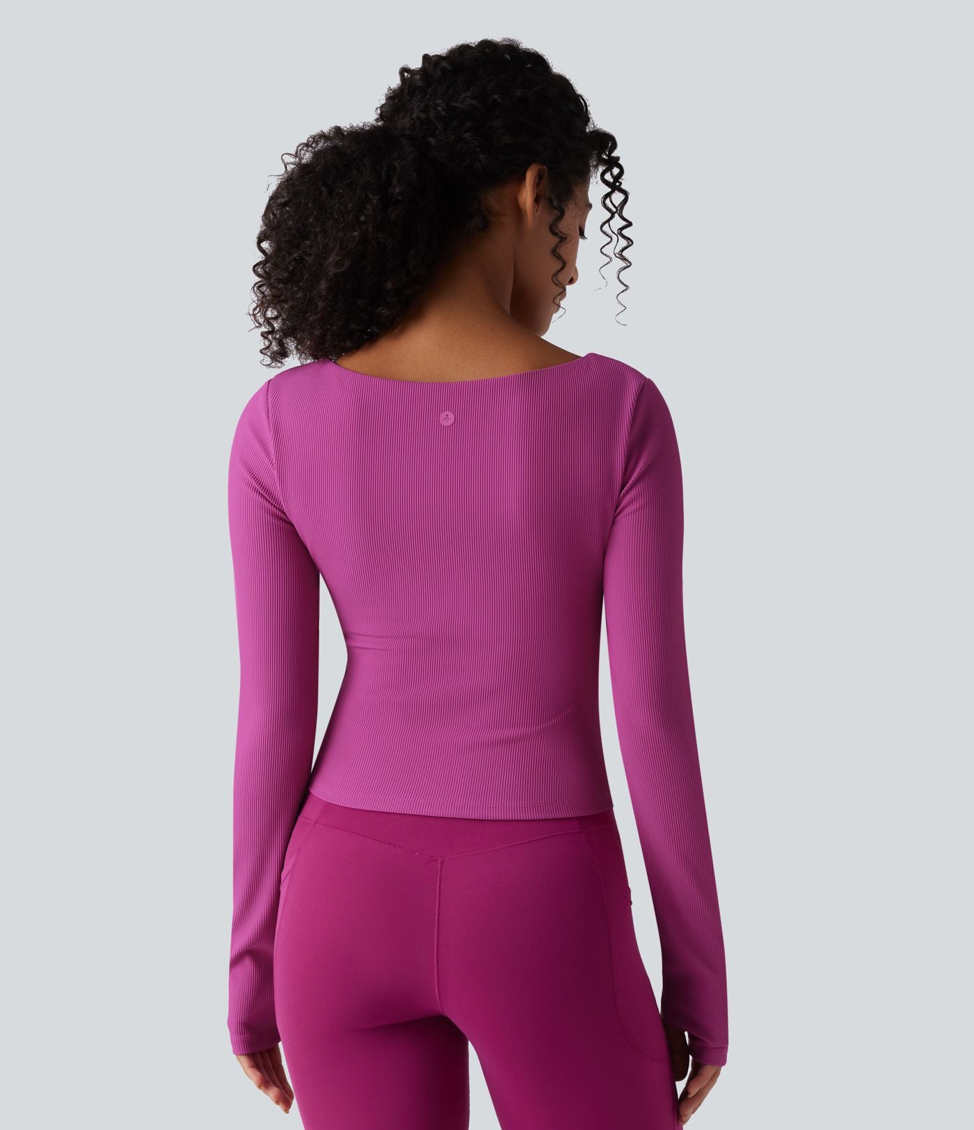 Haut de yoga côtelé push-up à col carré, manches longues et trous pour les pouces - Bonnets E-G