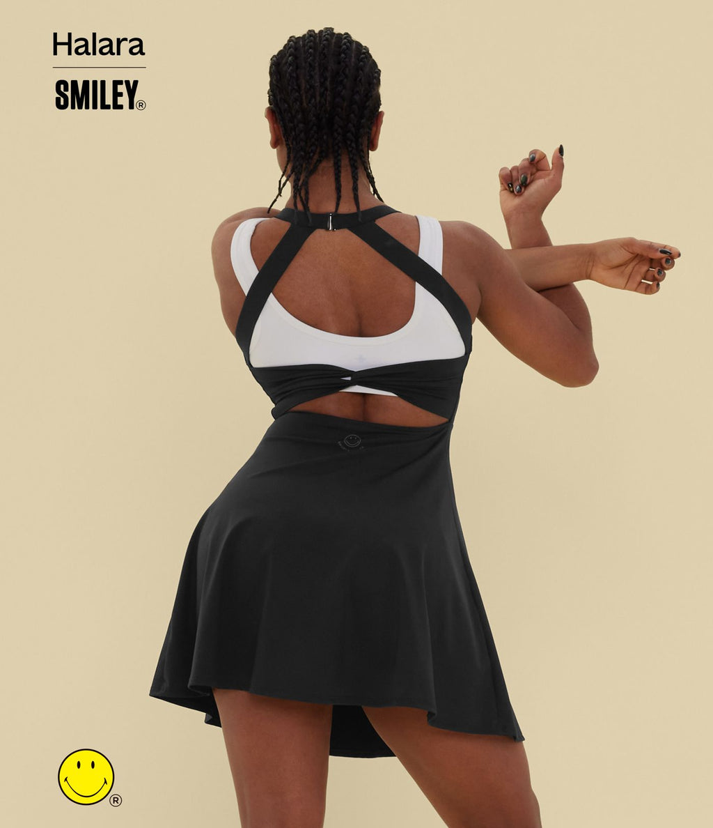 Robe sport évasée dos ouvert torsadé Halara X Smiley® SoftlyZero™ Airy avec poches – Longueur allongée – Édition Easy Peasy – Bonnets A à D