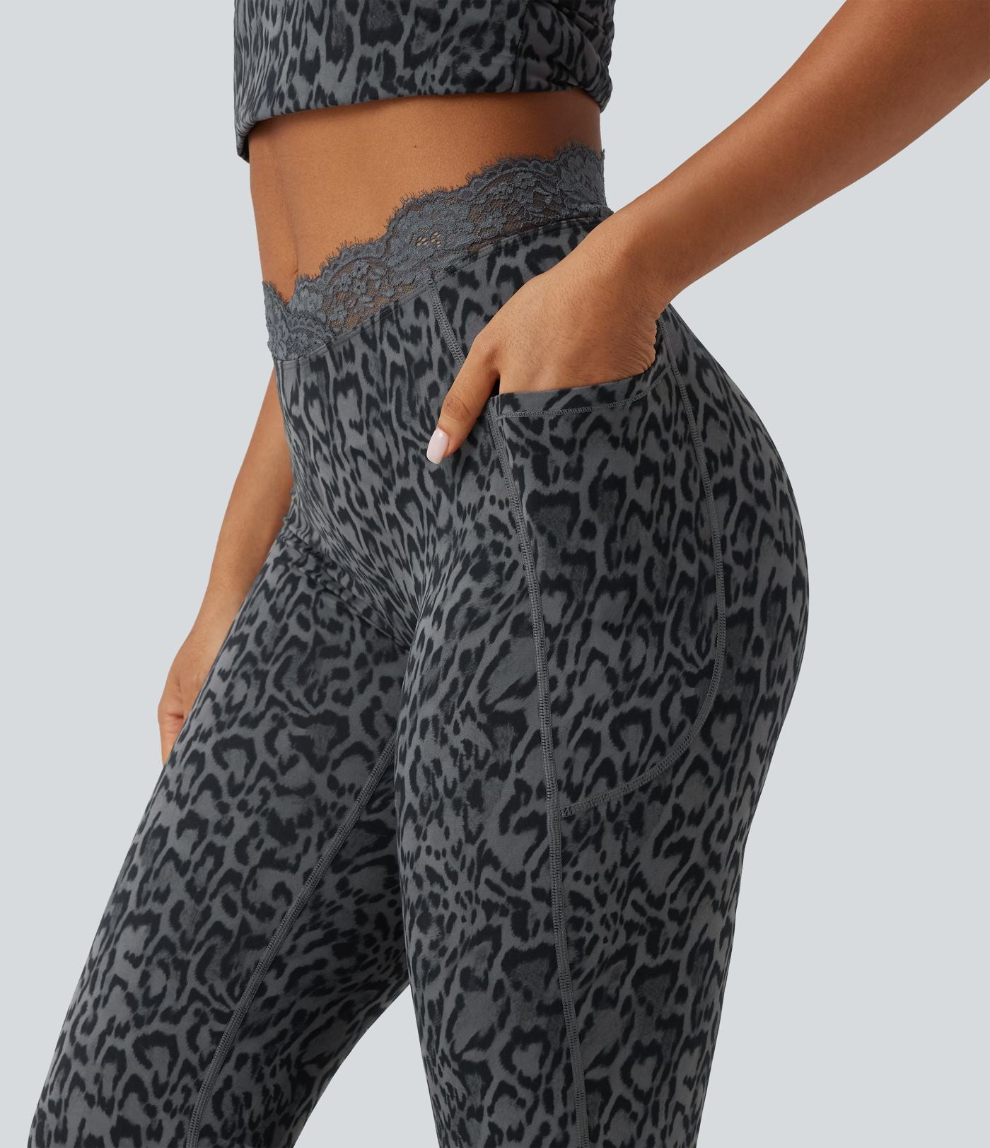 Legging yoga Halara UltraSculpt™ flare taille haute avec ceinture en V imprimé léopard, dentelle contrastée et poches