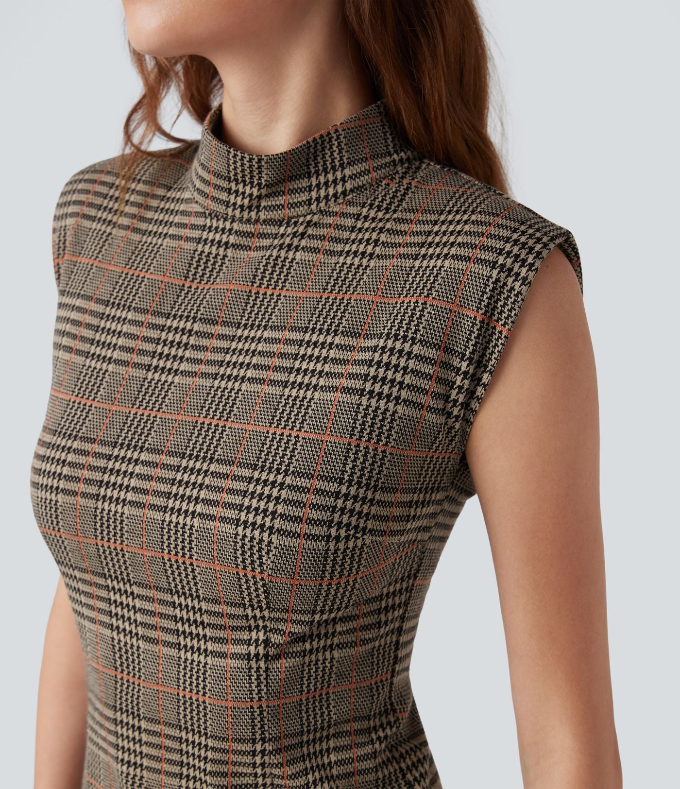 Robe de travail midi moulante sans manches col montant pied-de-poule à carreaux