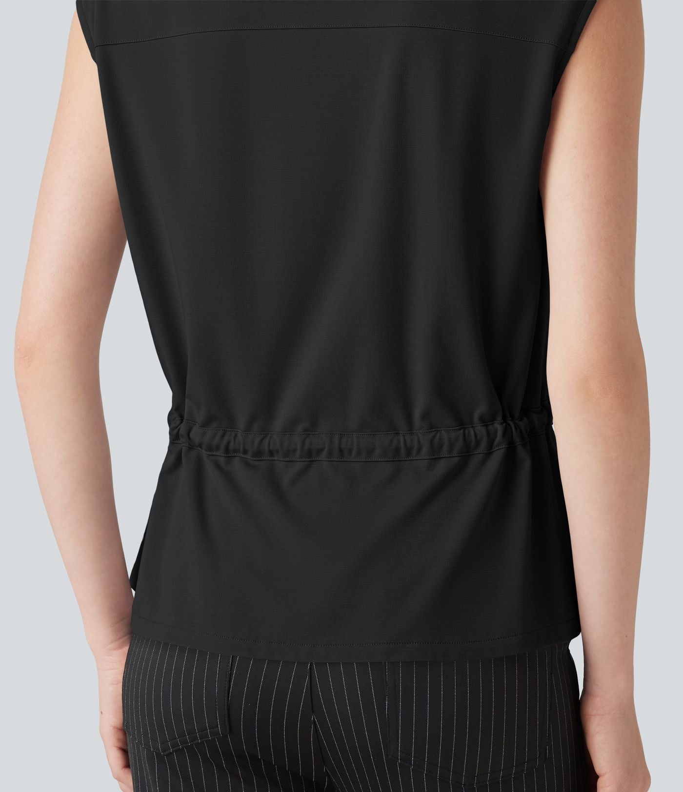 Chemise tailleur sans manches col V avec braguette boutonnée et cordon