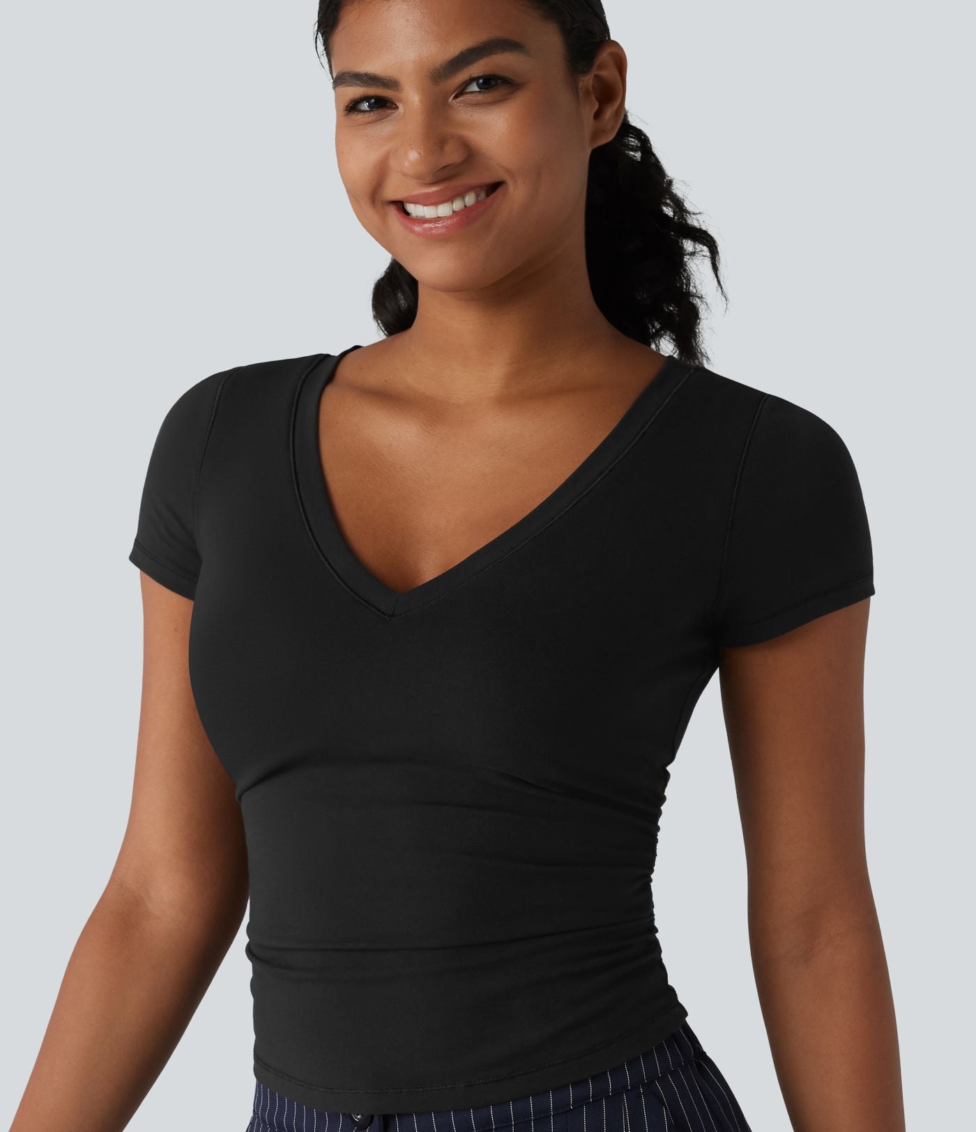 T-shirt décontracté col V manches courtes en jersey de coton avec soutien-gorge intégré push-up et fronces