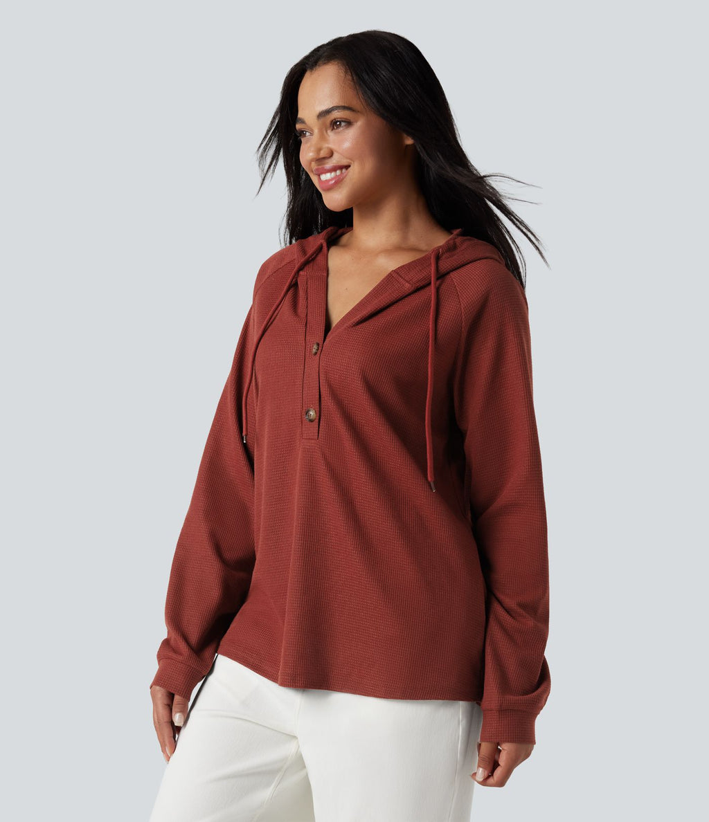 Top gaufré à capuche col Henley manches longues
