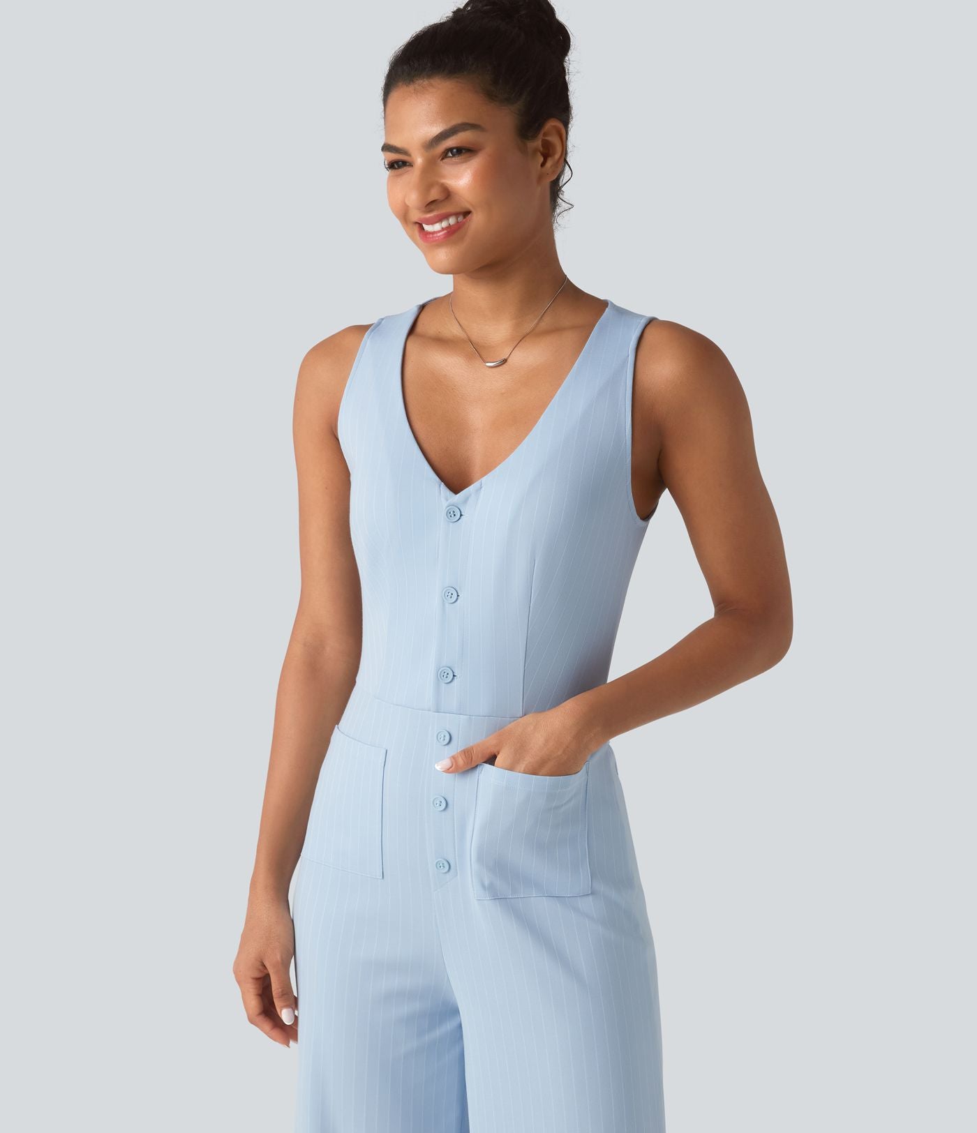 Combinaison tailleur rayée à jambes larges, décolleté en V, découpe et poches