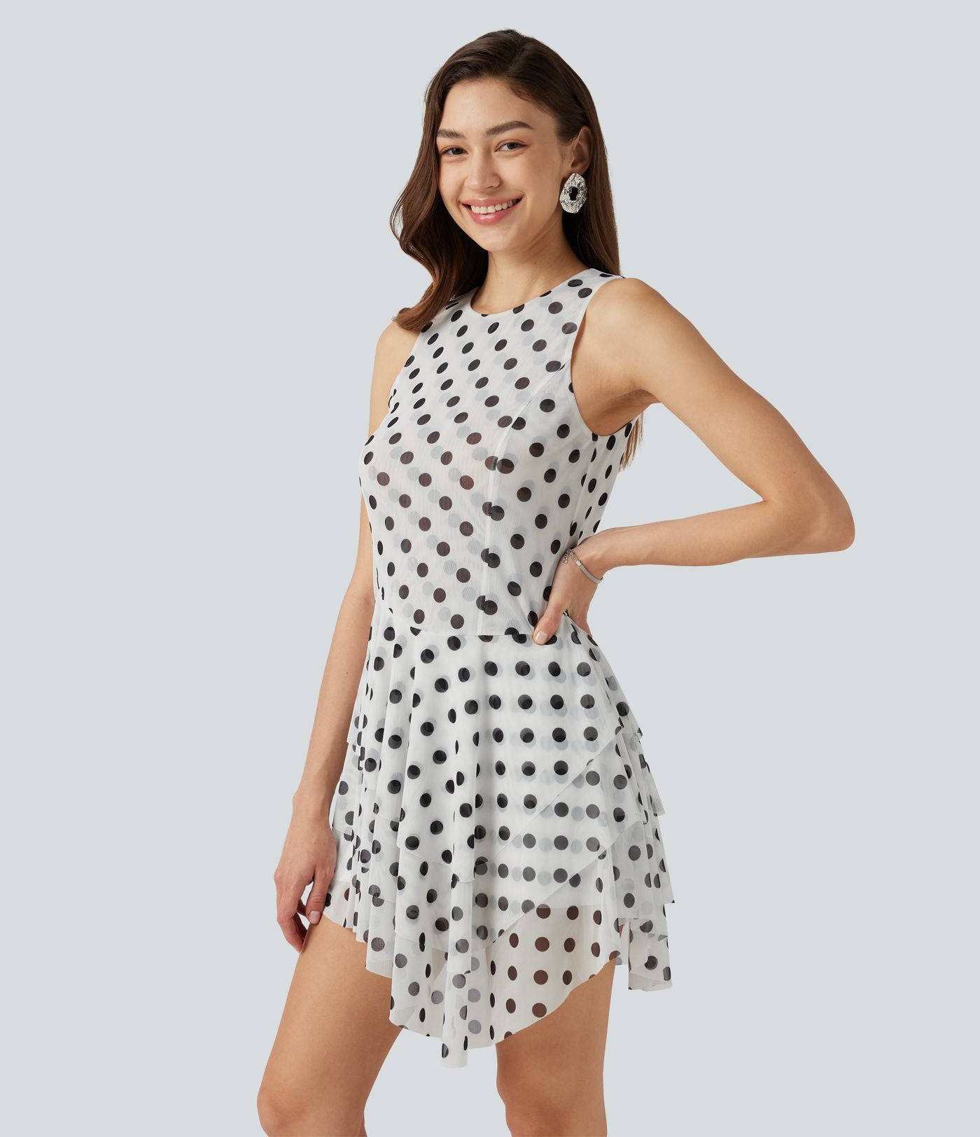 Robe mini à pois sans manches à col rond, avec superposition asymétrique et short amovible avec poche