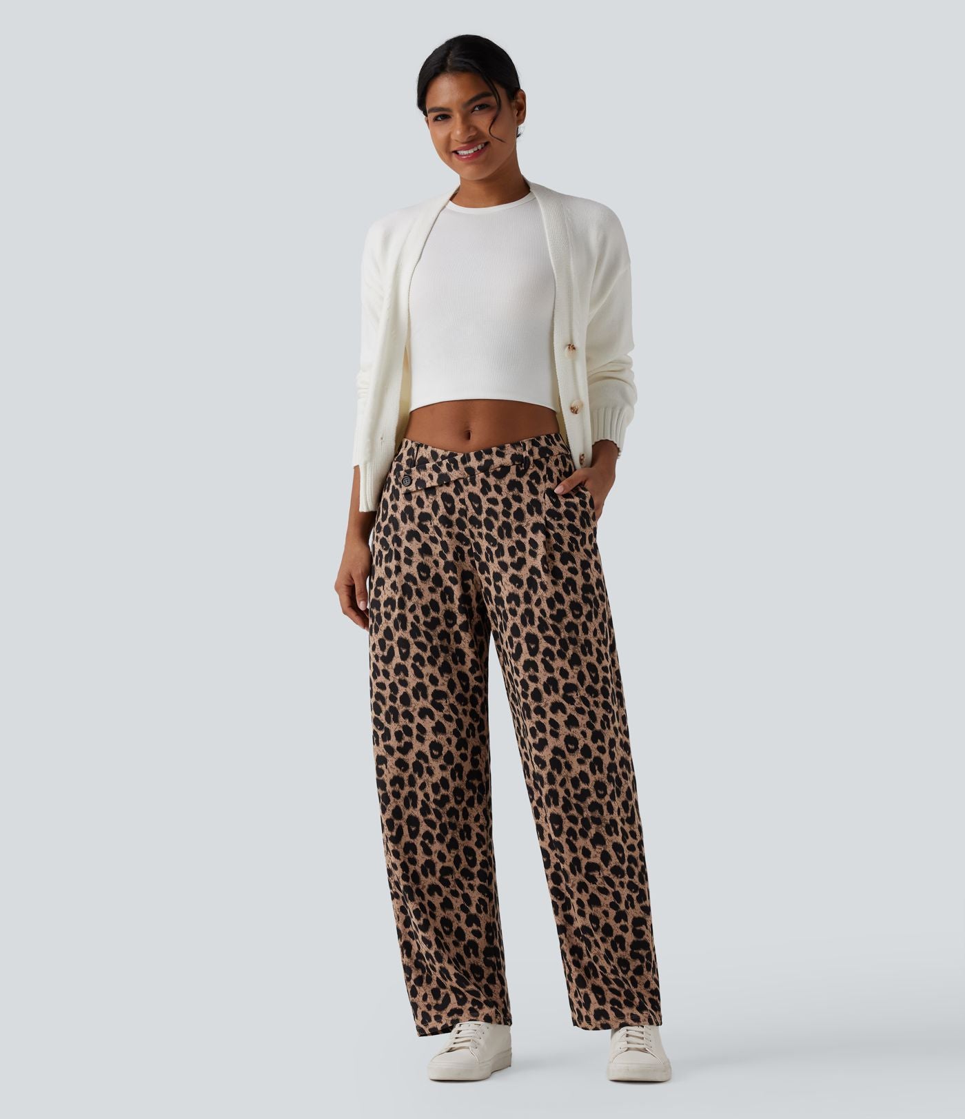Pantalon tailleur fuselé asymétrique taille mi-haute gaufré imprimé léopard avec poches