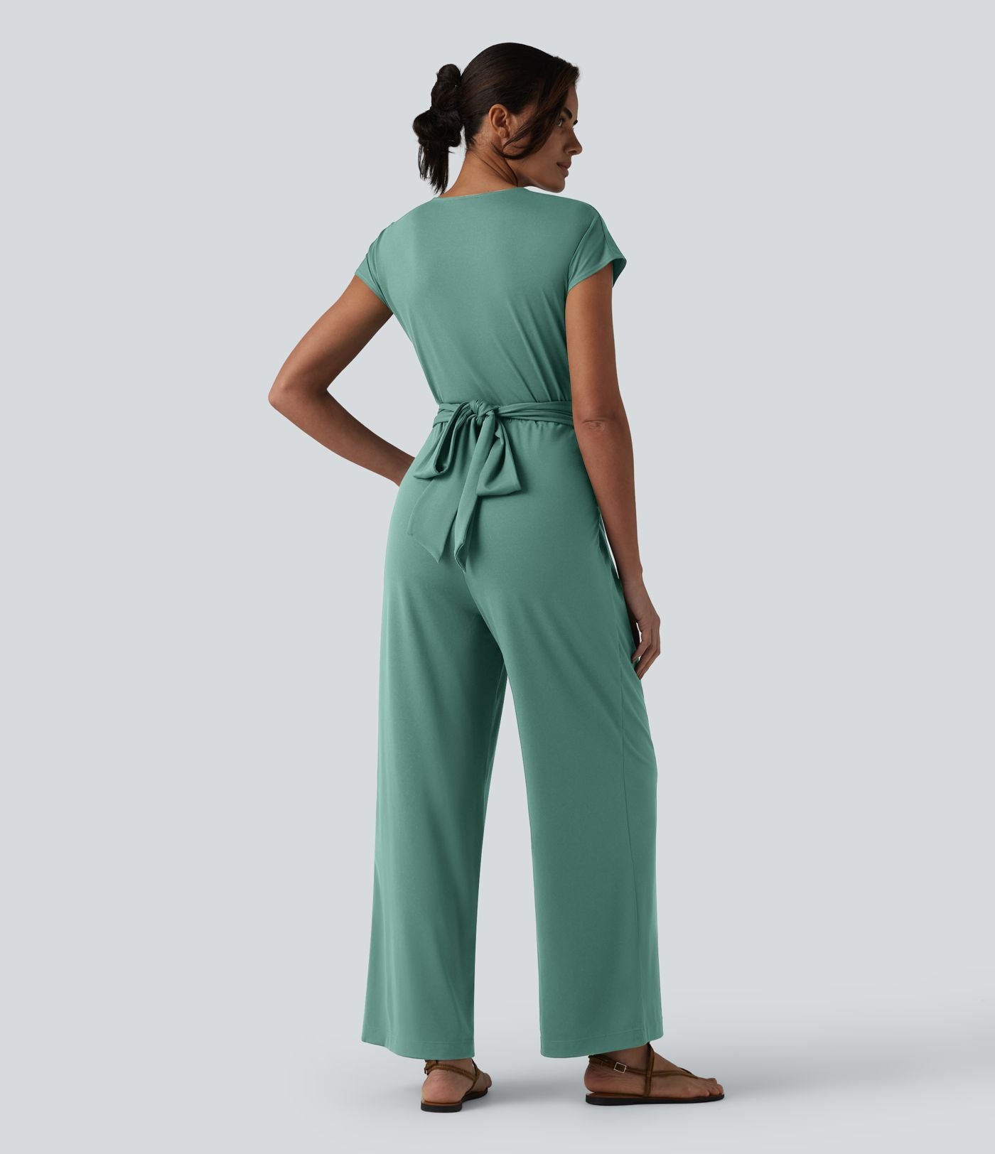Combinaison tailleur plissée croisée col V à manches courtes avec lien noué et poches — Easy Peasy