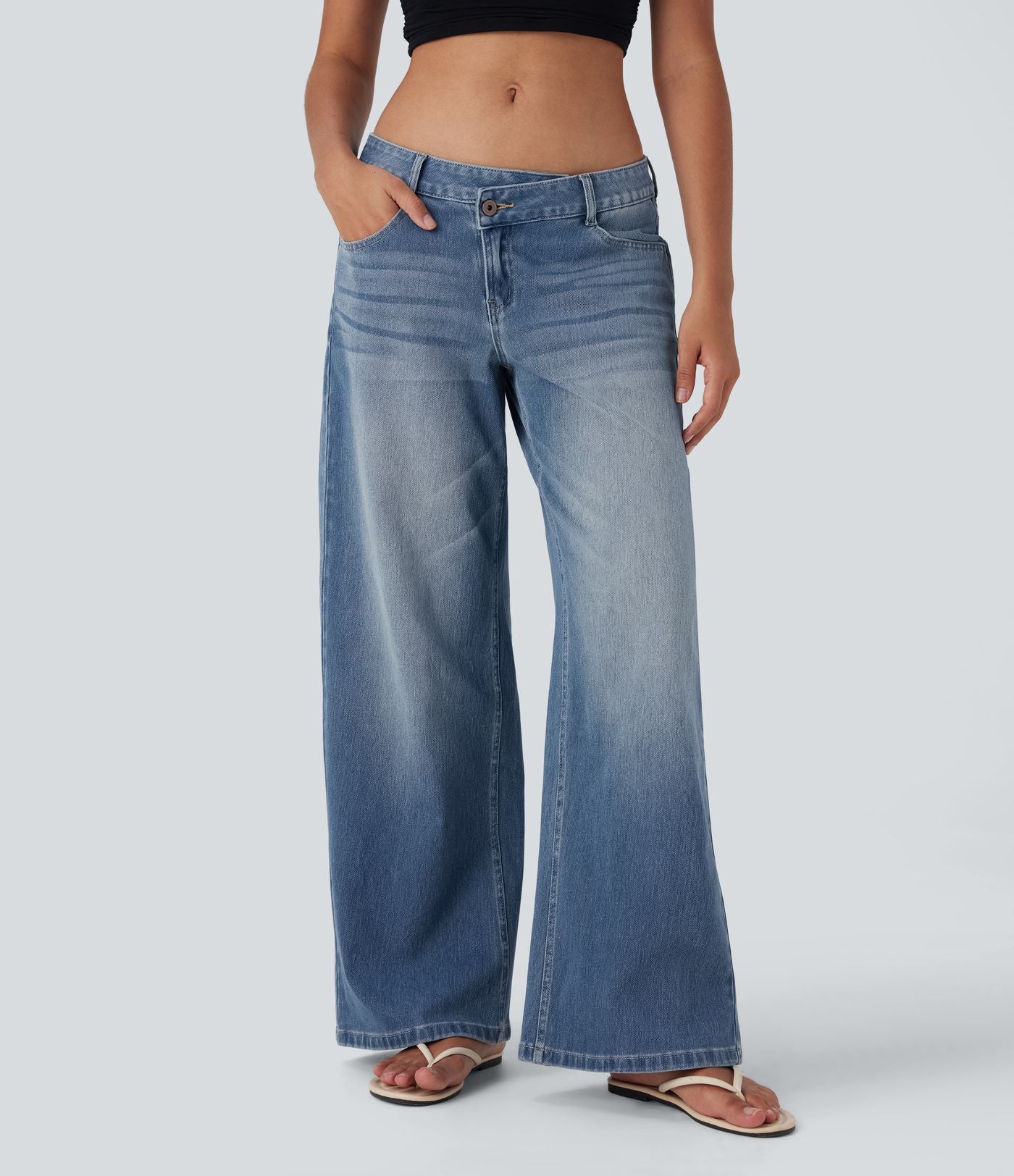Halara Flex™ Jean large asymétrique taille basse avec bouton, fermeture éclair et poches multiples, délavé et extensible en maille