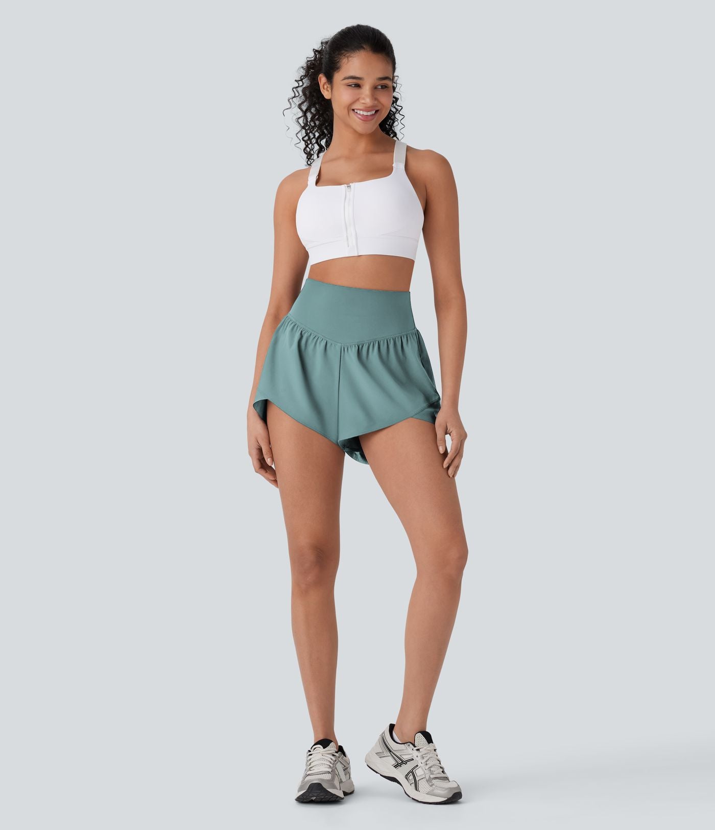 Breezeful™ Short yoga taille haute avec poche arrière ourlet croisé séchage rapide