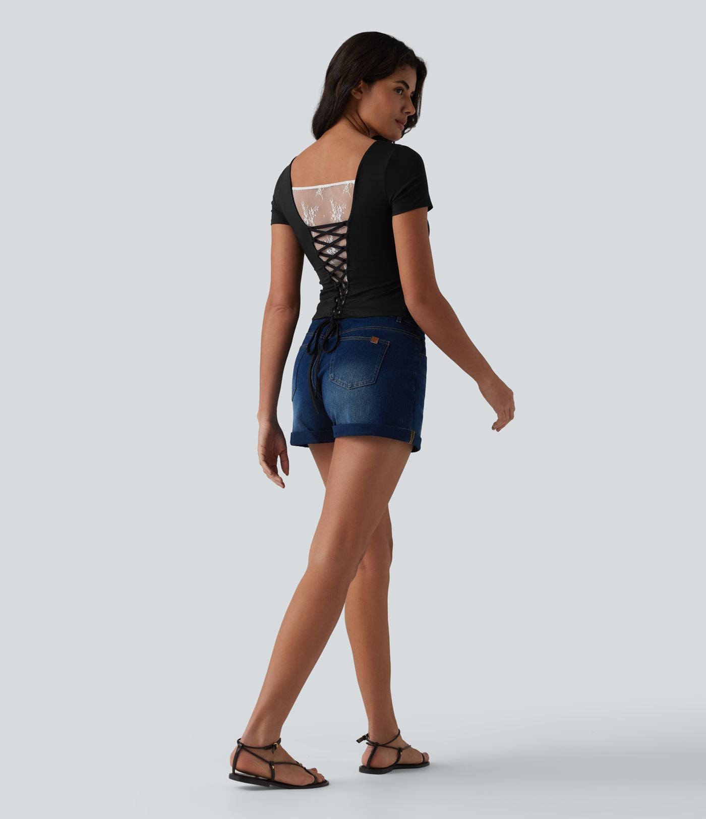 T-shirt casual col U manches courtes avec soutien-gorge intégré, dentelle contrastante et dos à nouer