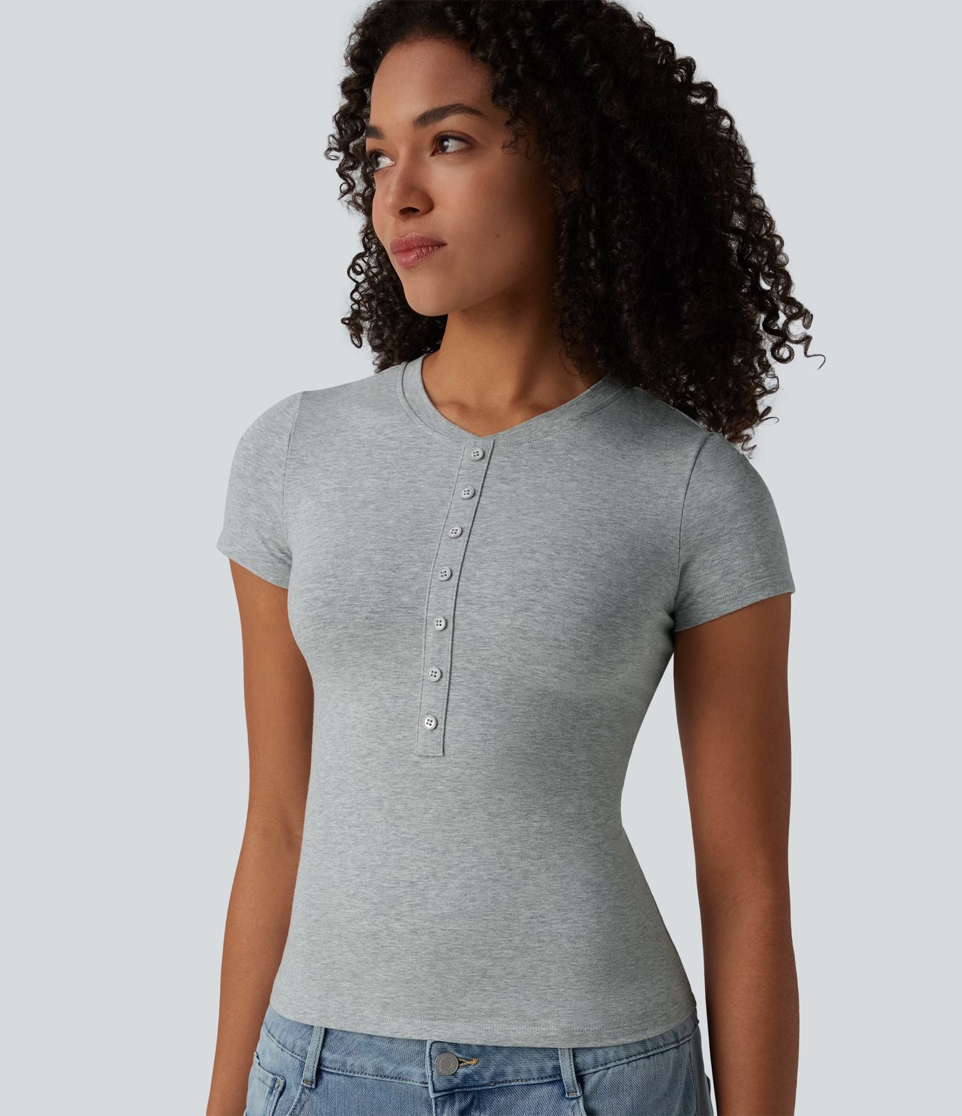 T-shirt Halara décontracté en jersey de coton, col Henley, manches courtes, coupe ultra-ajustée