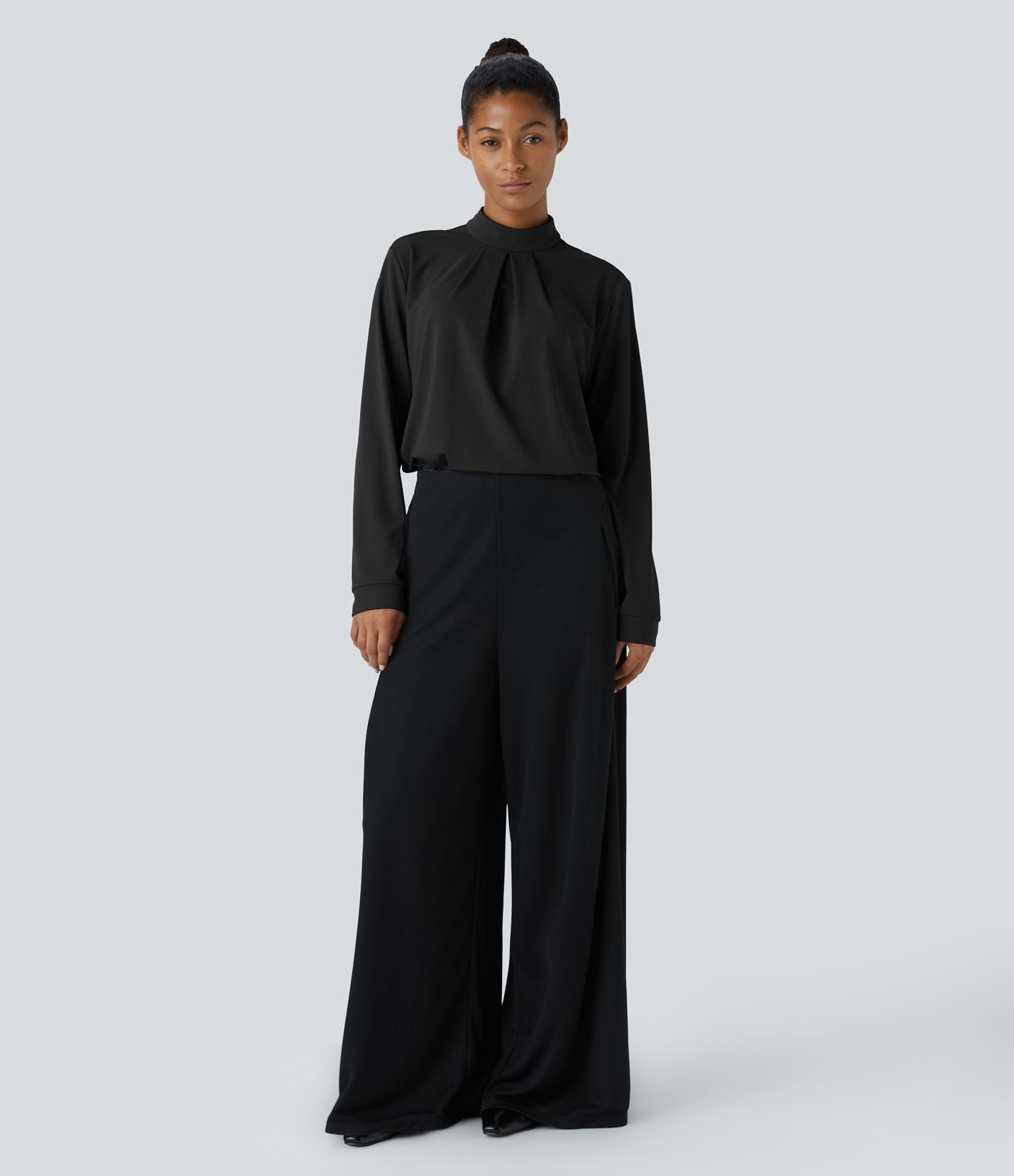 Blouse de travail à col montant, plis, boutons au dos et manches longues