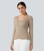 Pull col V manches longues croisé ajusté