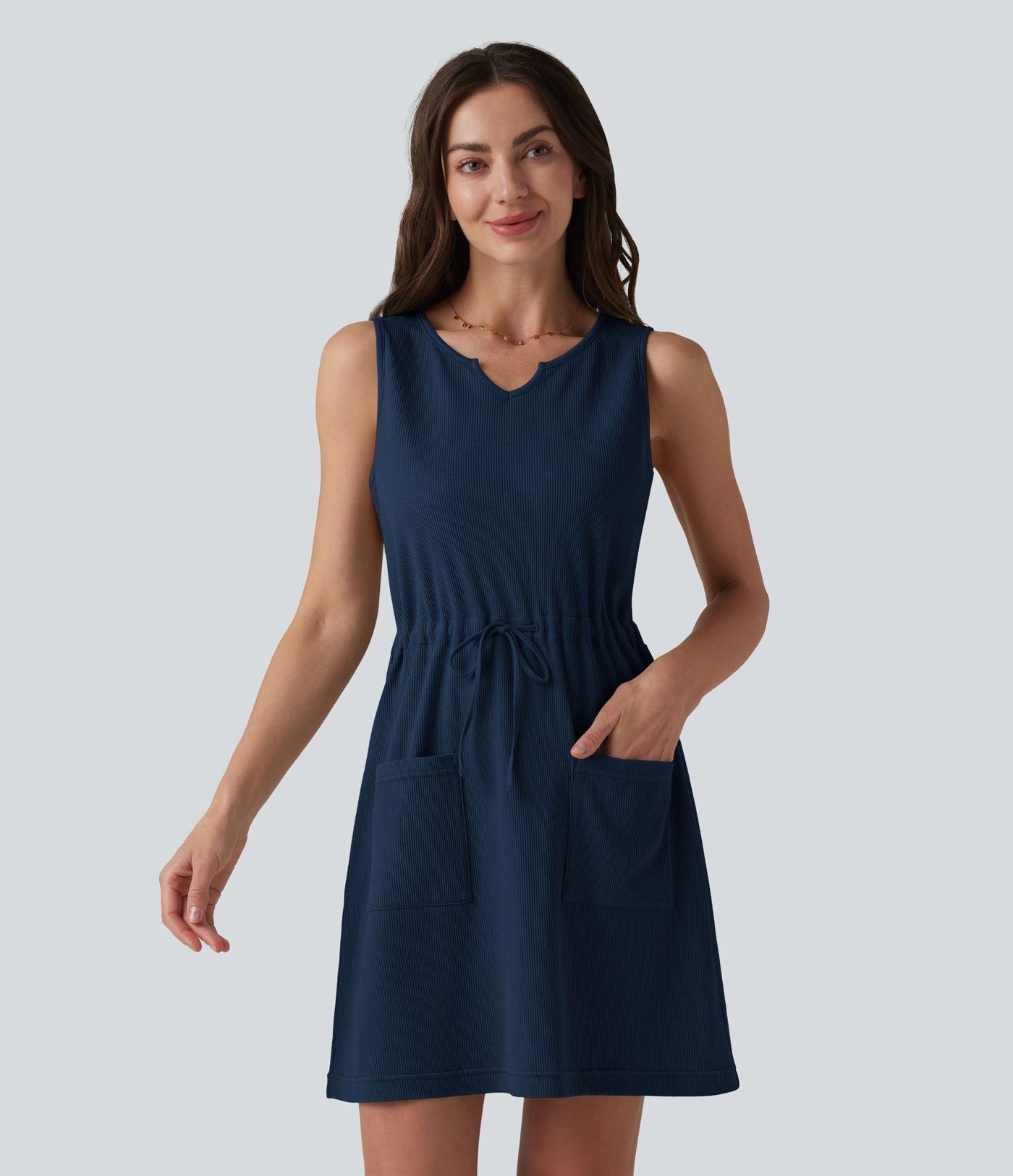 Robe mini gaufrée col cranté sans manches cordon de serrage avec poches