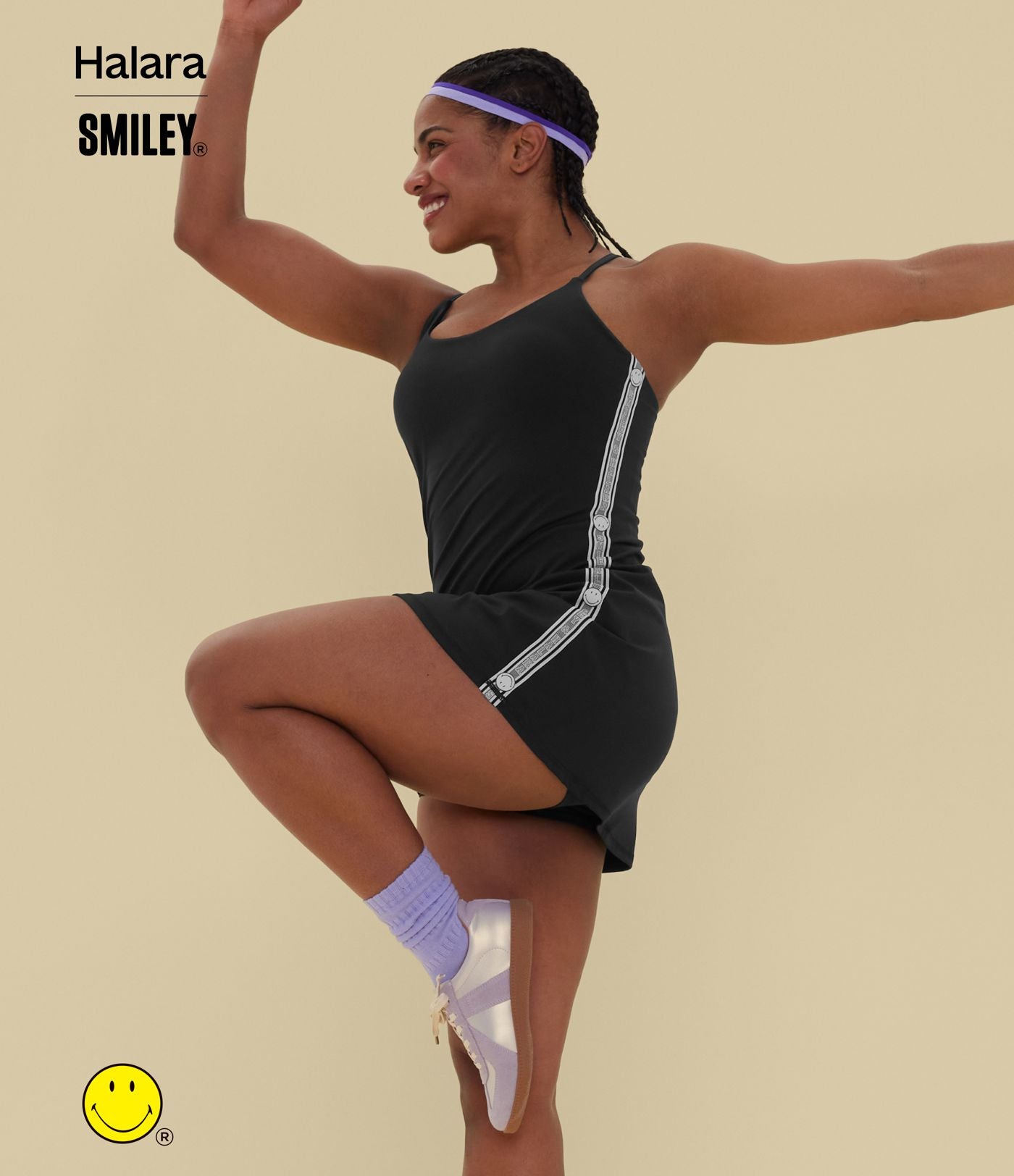 Robe sport mini dos ouvert Halara X Smiley® SoftlyZero™ Plush – Édition Easy Peasy